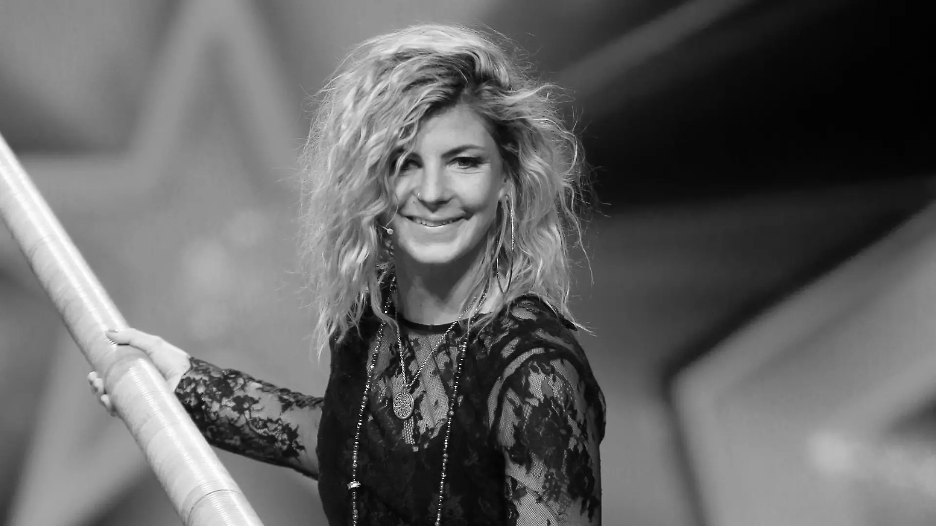 Eliana Burki aus der Schweiz performt mit ihrem Alphorn.