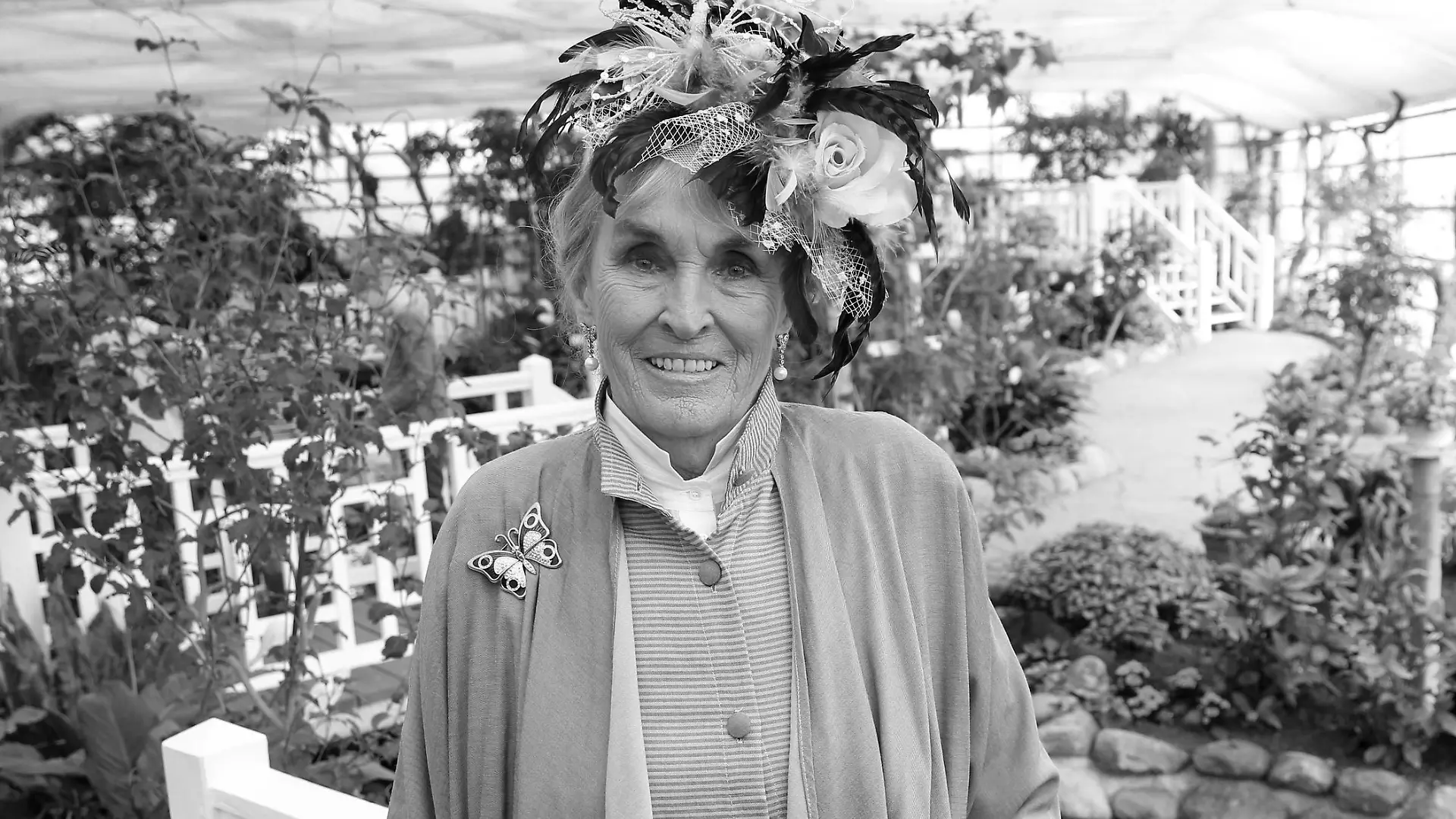 Fürstin Elisabeth von Bismarck posiert am 18.03.2015 anlässlich der Saisoneröffnung des "Garten der Schmetterlinge" in Friedrichsruh (Schleswig-Holstein) im Tropenhaus. Bis Oktober sind in dem Tropenhaus rund 1000 frei fliegende Falter aus Asien, Afrika und Südamerika in Deutschlands ältestem Schmetterlingsgarten auf dem historischen Bismarck-Anwesen in Friedrichsruh vor den Toren Hamburgs zu erleben. Foto: Christian Charisius/dpa +++ dpa-Bildfunk +++