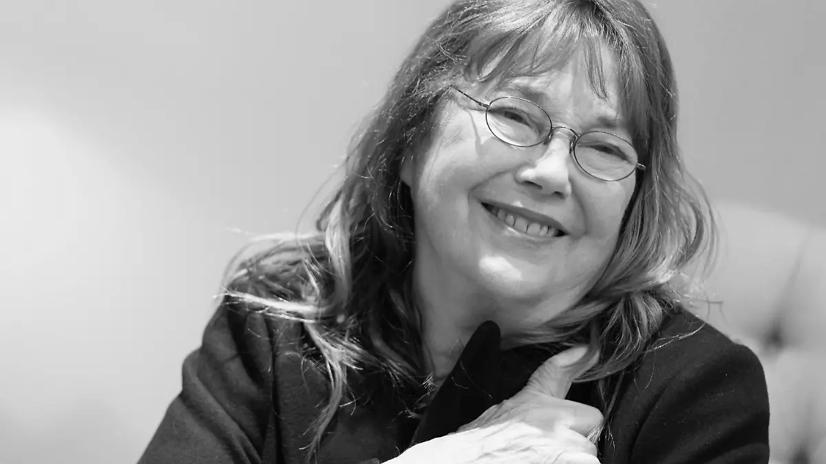 ARCHIV - 02.12.2022, Hamburg: Die englisch-französische Schauspielerin und Sängerin Jane Birkin sitzt während eines Fototermins im Hotel Vier Jahreszeiten. (zu dpa: «Sängerin und Schauspielerin Jane Birkin ist tot») Foto: Marcus Brandt/dpa +++ dpa-Bildfunk +++