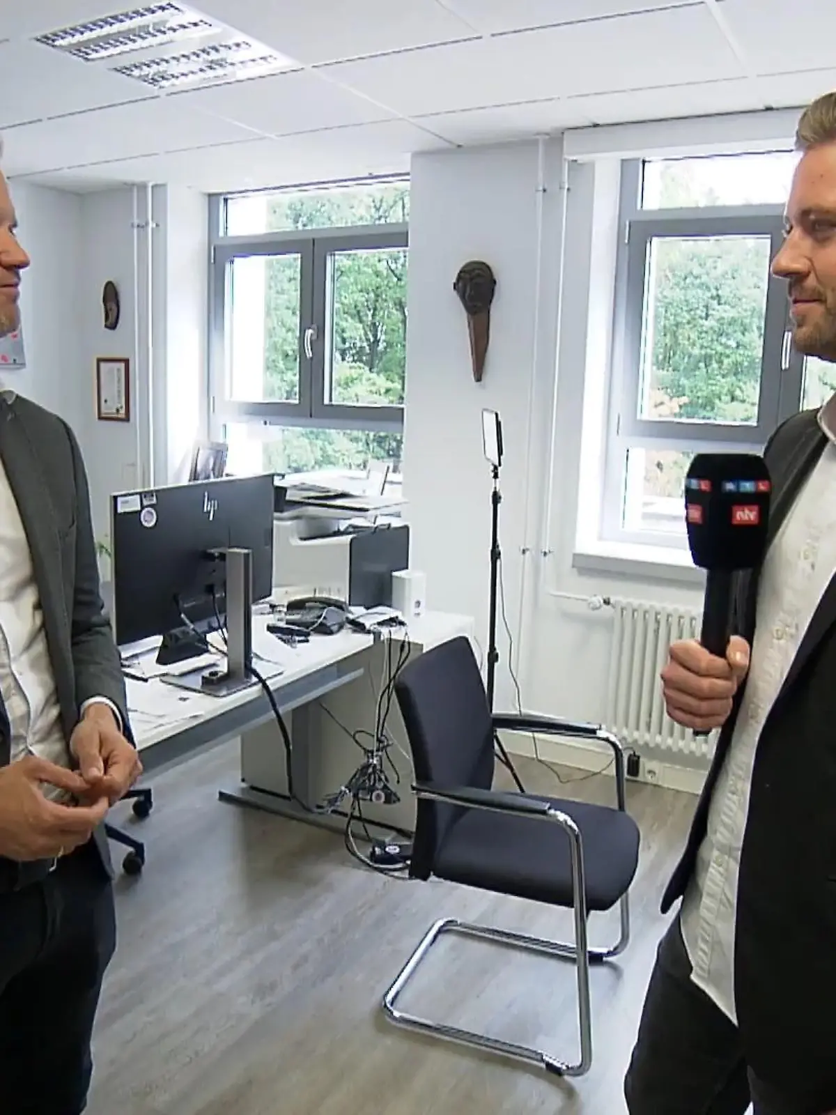 Einer der bekanntesten Virologen Deutschlands will sich nicht ein viertes Mal impfen lassen. Auch wenn Hendrik Streeck von der Uniklinik Bonn immer wieder für den Schutz warb. Darüber und warum er nicht immer einer Meinung mit dem Bundesgesundheitsminister ist, hat er RTL WEST verraten.