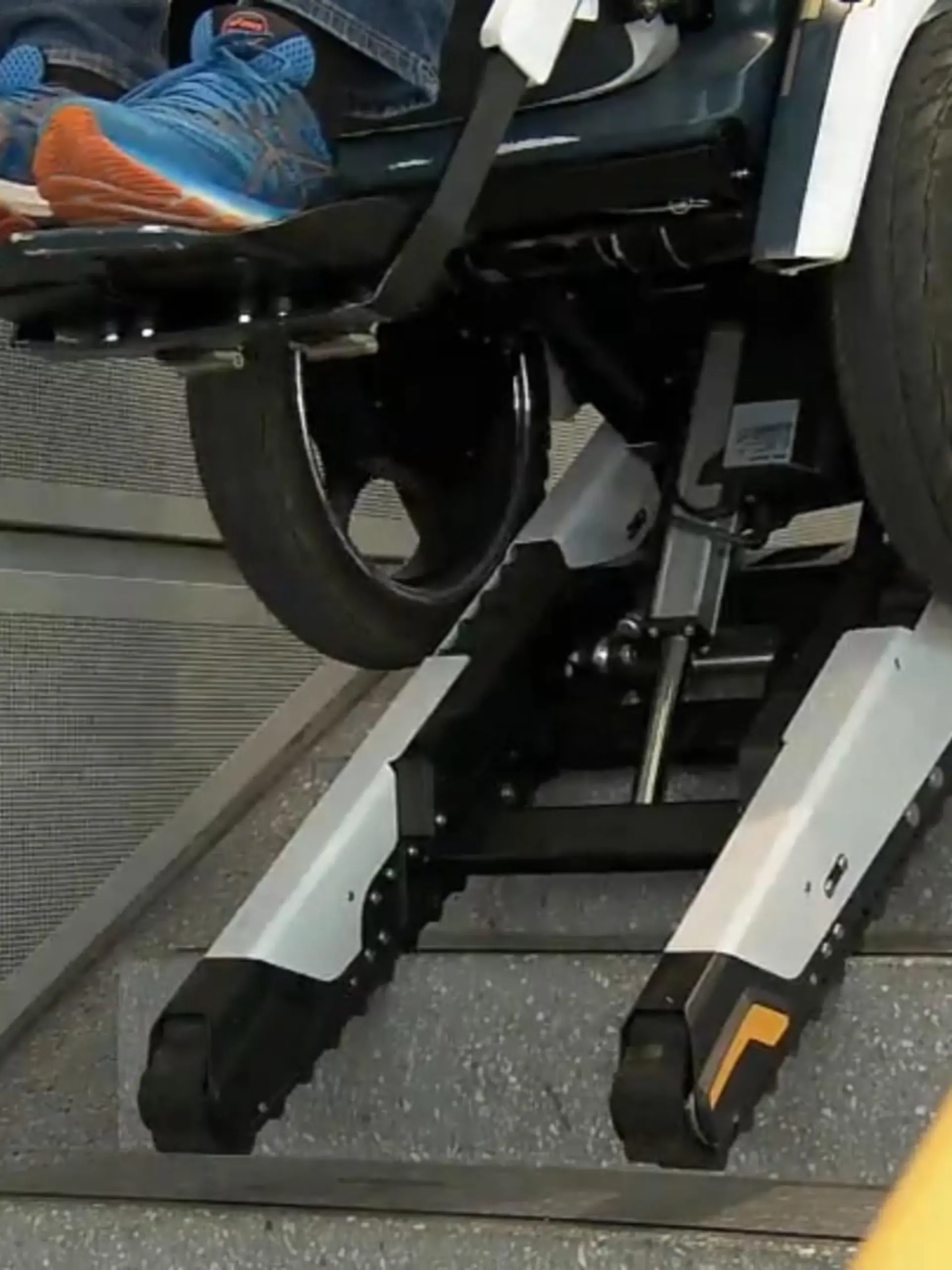 Noch bis Sonntag läuft die REHACARE in Düsseldorf. Das ist eine Messe für Rehabilitation und Pflege. RTL WEST stellt die Trends vor und schaut sich vor allem einen Rollstuhl an, der Treppen hochfahren kann.