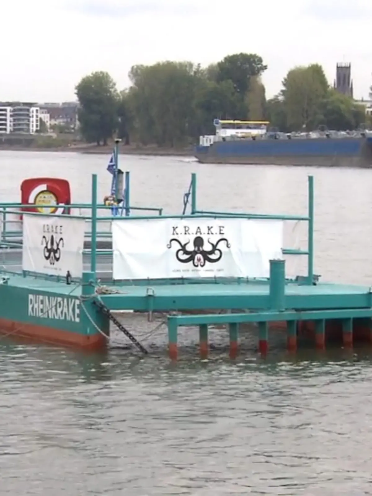Die Umweltorganisation K.R.A.K.E. (Kölner Rhein-Aufräum-Kommando-Einheit) hat im Rhein bei Köln eine sogenannte Müllfalle installiert. Die erste Fluss-Müllfalle Deutschlands. Zehn mal sechs Meter misst der stählerne Ponton. Darin eingebaute große Körbe sollen Müll, der auf der Wasseroberfläche schwimmt, aufsammeln