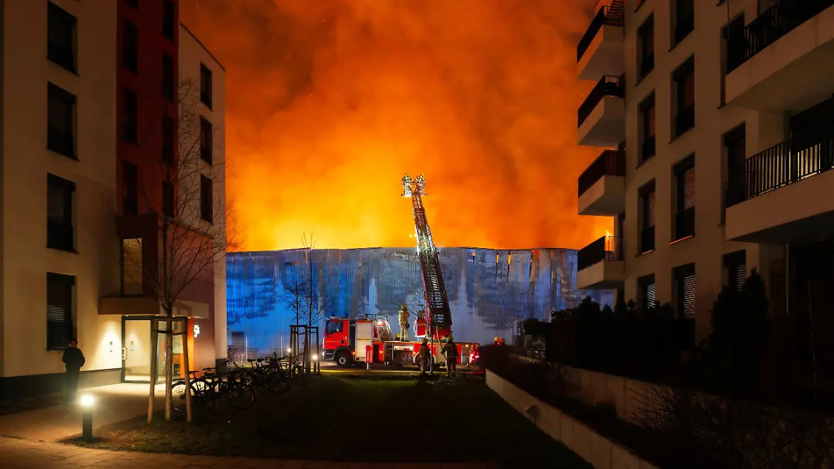 28.01.2023,Berlin,GER, - Großbrand in einem Produktionsbetrieb in Berlin-Schöneweide. Die Berliner-Feuerwehr war mit über 100 Kräfen im EInsatz. Die löschatrbeiten dauerten am frühen Morgen noch an.. *** 28 01 2023, Berlin, GER, major fire in a production plant in Berlin Schöneweide The Berlin fire department was with over 100 forces in the EInsatz The extinguishing work lasted in the early morning still on