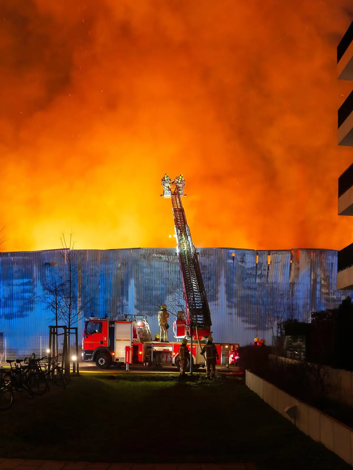28.01.2023,Berlin,GER, - Großbrand in einem Produktionsbetrieb in Berlin-Schöneweide. Die Berliner-Feuerwehr war mit über 100 Kräfen im EInsatz. Die löschatrbeiten dauerten am frühen Morgen noch an.. *** 28 01 2023, Berlin, GER, major fire in a production plant in Berlin Schöneweide The Berlin fire department was with over 100 forces in the EInsatz The extinguishing work lasted in the early morning still on