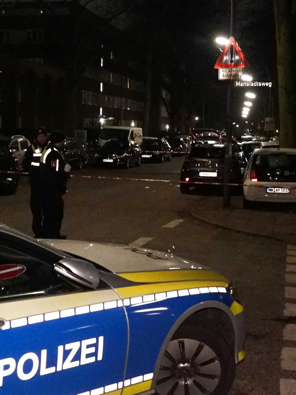 Frau auf offener Strasse in Hamburg-Barmbek niedergestochen, Täter flüchtig, Einsatzkräfte der Polizei am Tatort / 280123