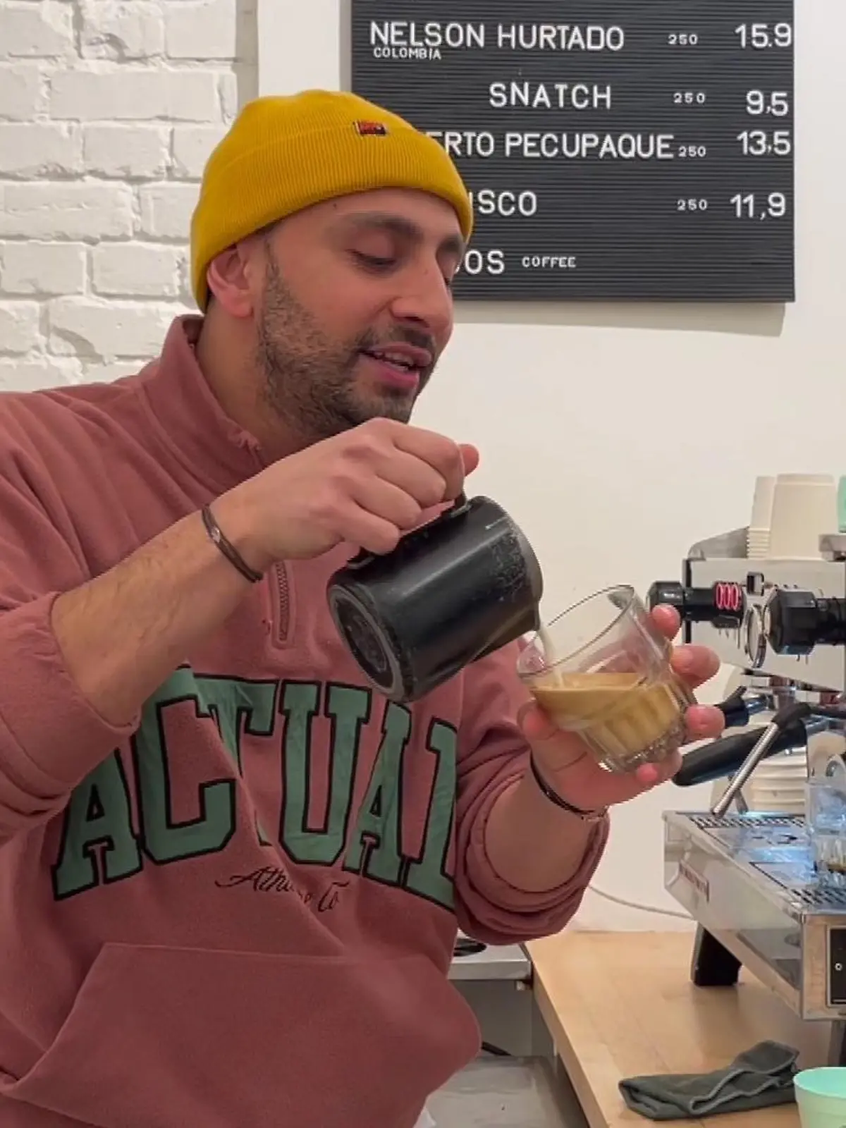 Singing Barista Chase zaubert nicht nur Kaffeekreationen, sondern auch Gänsehaut bei seinen Kunden.