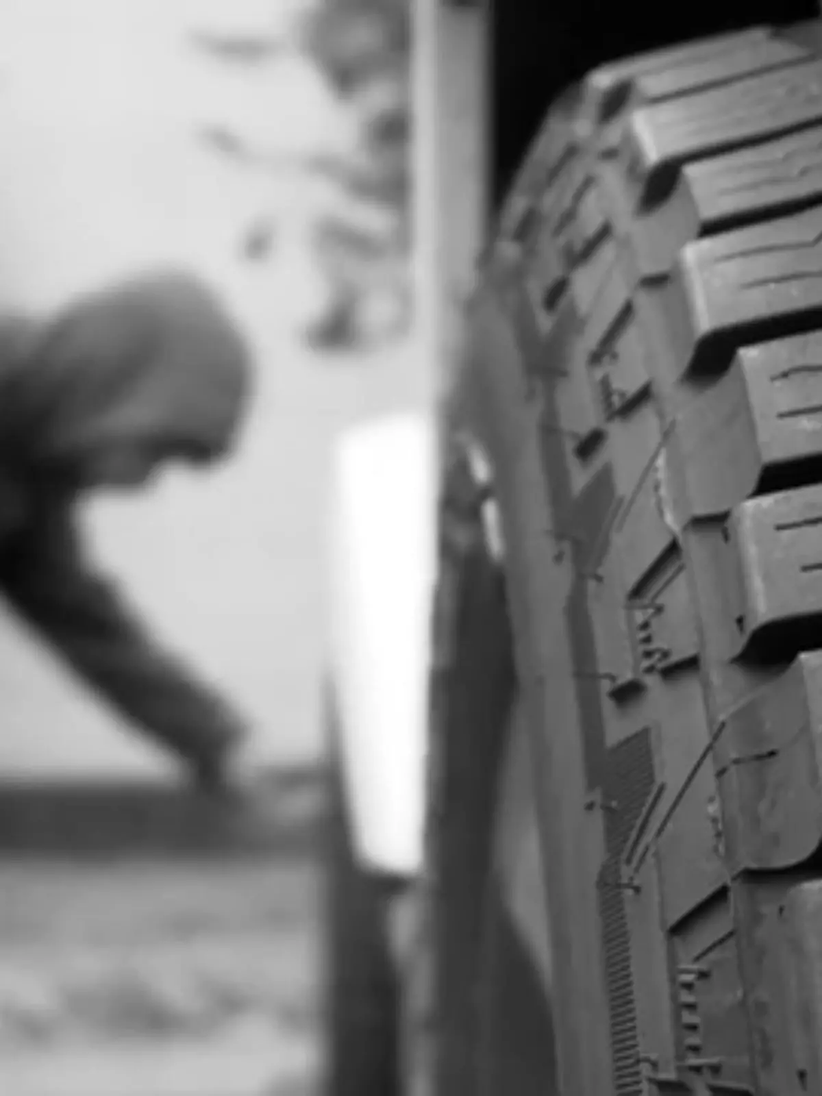 Sie kommen in der Nacht und bringen Menschen im schlimmsten Fall in Gefahr: Sogenannte Klimaaktivisten haben jetzt in Essen zugeschlagen. Die Gruppe hat bei mindestens acht Autos die Luft aus den Reifen gelassen. Im Visier haben sie meistens SUVs. Die Autofahrer bekamen außerdem eine Nachricht an die Windschutzscheibe. Jetzt ermittelt der Staatsschutz.