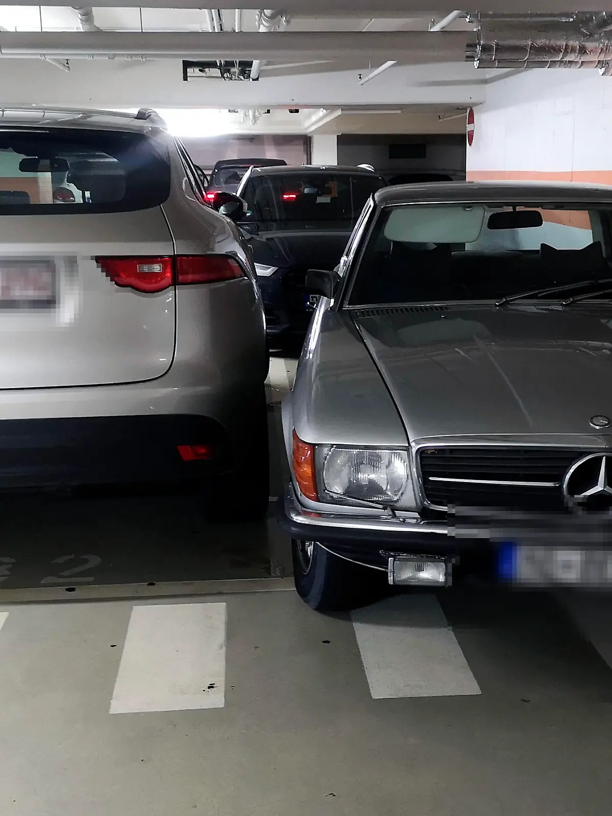 Düsseldorf, Parkgarage in Düsseldorf am 07.12.2018 Ein Geländefahrzeug ( SUV) parkt in einem Parkhaus in der Düsseldorfer Innenstadt Foto: Norbert Schmidt, Düsseldorf