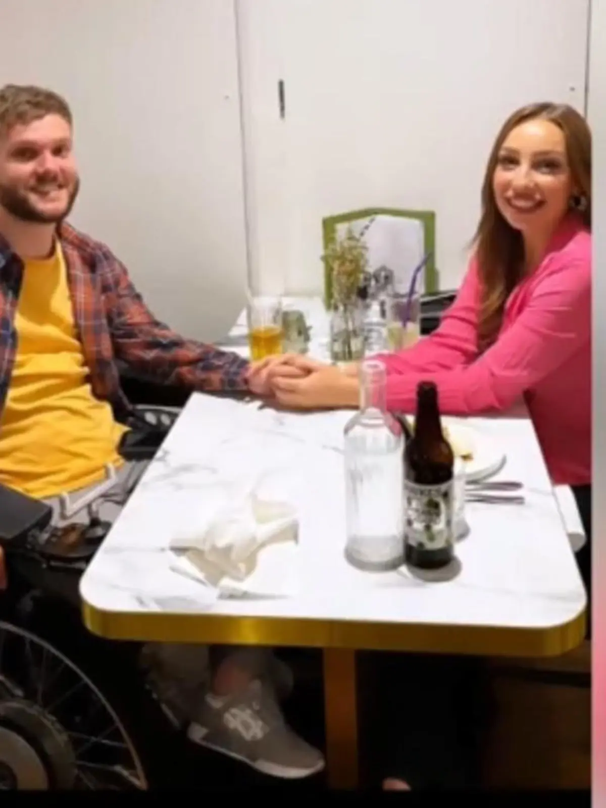 Das sind George und Jessikah. Zusammen sind sie ein interabled couple, also ein Paar, von dem ein Teil mit einer Behinderung lebt und der andere nicht. Auf Social Media haben sie es sich zur Aufgabe gemacht, über ihre Situation aufzuklären. Und dabei machen sie vor nichts halt. Denn eines der größten Vorurteile sei es, dass interabled couples keinen Sex hätten. „Von wegen“, sagt Jessikah und versichert offen: 
(Tafel) „Unser Sex-Leben ist lebendig und gesund. Es wie mit jedem Partner, man muss über die Sachen reden, die man mag und die am besten funktionieren.“