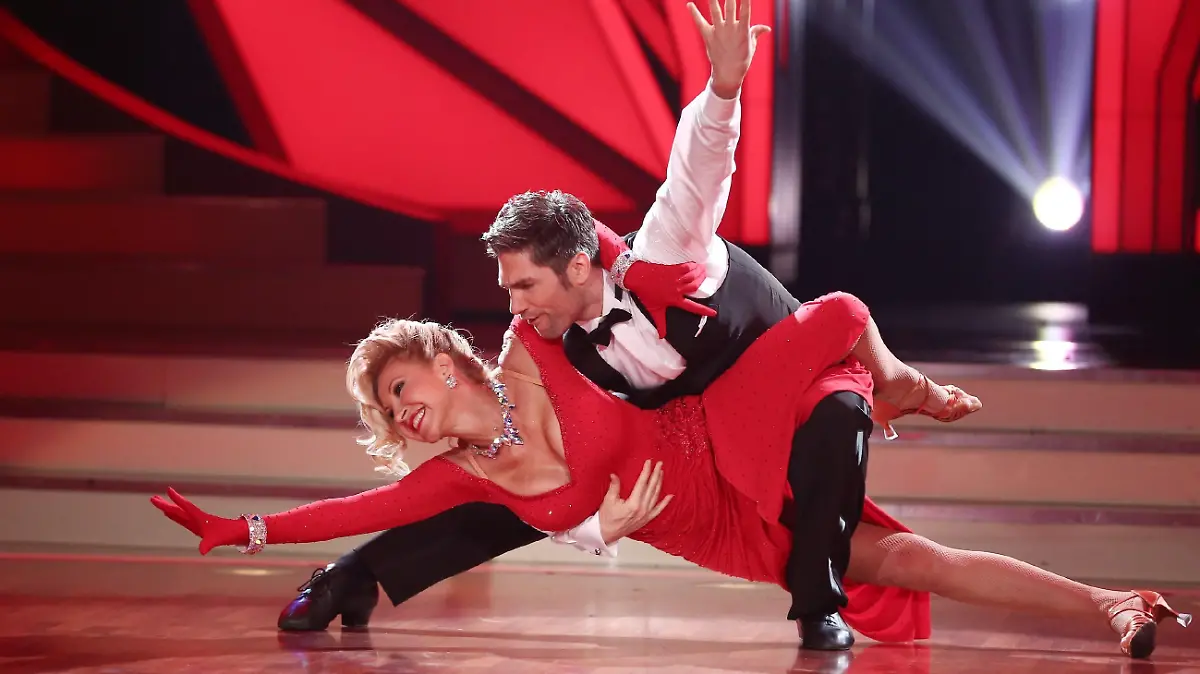 Carmen Geiss und  Christian Polanc       Verwendung der Bilder für Online-Medien ausschließlich mit folgender Verlinkung:"Alle Infos zu "Let's Dance" im Special bei RTL.de: www.rtl.de/cms/sendungen/lets-dance.html