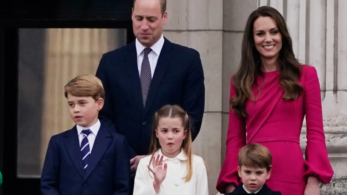 ARCHIV - 05.06.2022, Großbritannien, London: Der britische Prinz William, seine Frau, Herzogin Kate und ihre Kinder Prinz George (8, l), Prinzessin Charlotte (7, M) und Prinz Louis (4) stehen am vierten Tag der Feierlichkeiten zum Platinjubiläum der Queen auf dem Balkon des Buckingham Palace. Prinz William und seine Familie wollen einem Medienbericht zufolge umziehen. Wenige Tage vor Williams 40. Geburtstag am 21. Juni berichtete die «Sunday Times», die Familie werde im Sommer von London in ein Haus in der Grafschaft Berkshire ziehen. (Zu dpa "Bericht: Prinz William und Familie wollen im Sommer umziehen") Foto: Alberto Pezzali/Pool AP/dpa +++ dpa-Bildfunk +++