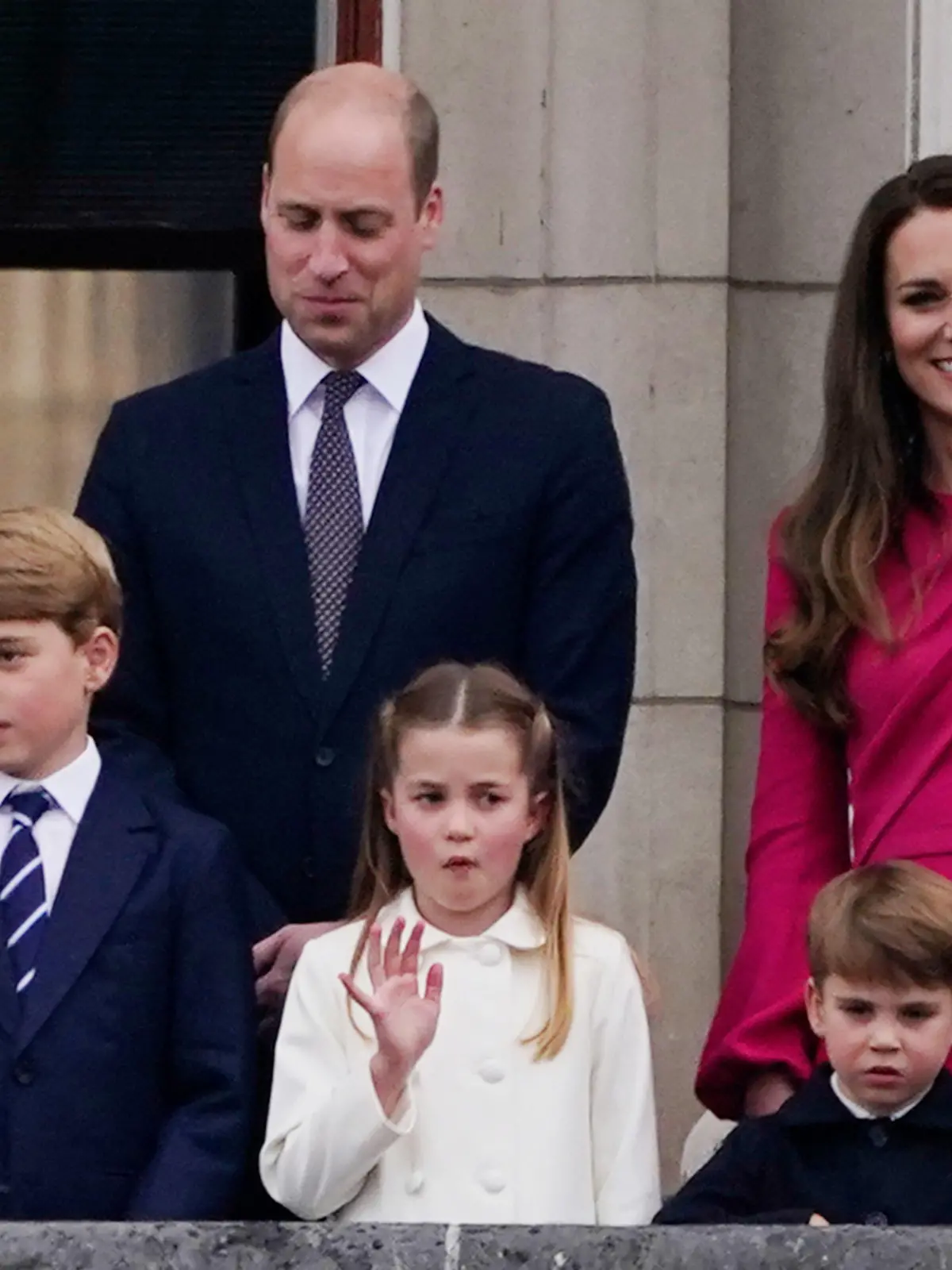 ARCHIV - 05.06.2022, Großbritannien, London: Der britische Prinz William, seine Frau, Herzogin Kate und ihre Kinder Prinz George (8, l), Prinzessin Charlotte (7, M) und Prinz Louis (4) stehen am vierten Tag der Feierlichkeiten zum Platinjubiläum der Queen auf dem Balkon des Buckingham Palace. Prinz William und seine Familie wollen einem Medienbericht zufolge umziehen. Wenige Tage vor Williams 40. Geburtstag am 21. Juni berichtete die «Sunday Times», die Familie werde im Sommer von London in ein Haus in der Grafschaft Berkshire ziehen. (Zu dpa "Bericht: Prinz William und Familie wollen im Sommer umziehen") Foto: Alberto Pezzali/Pool AP/dpa +++ dpa-Bildfunk +++