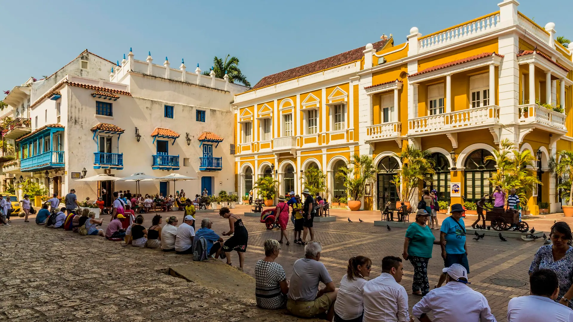 People relaxing in Plaza de San Pedro Claver, Cartagena de Indias, Colombia, South America