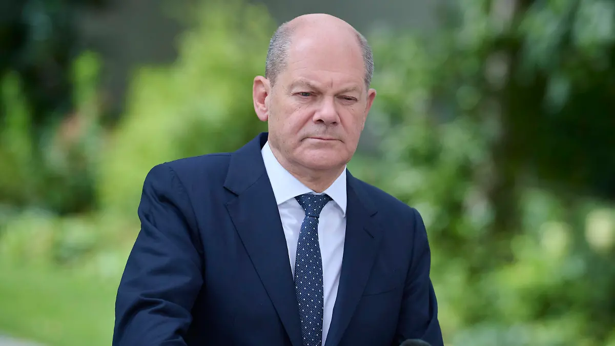 Berlin, Statements von Olaf Scholz, Yasmin Fahimi und Rainer Dulger nach ihrem Gespräch zur Konzertierten Aktion Bundeskanzler Olaf Scholz SPD, Yasmin Fahimi DGB-Vorsitzenden und Rainer Dulger BDA-Präsidenten geben am 15.09.2022 ein Statement nach ihrem Gespräch zur Konzertierten Aktion im Garten des Bundeskanzleramt ab. Berlin Bundeskanzleramt Berlin Deutschland *** Berlin, Statements of Olaf Scholz, Yasmin Fahimi and Rainer Dulger after their conversation on the Concerted Action Federal Chancellor Olaf Scholz SPD , Yasmin Fahimi DGB Chairwoman and Rainer Dulger BDA President give a statement after their conversation on the Concerted Action in the garden of the Federal Chancellery Berlin Federal Chancellery Berlin Germany