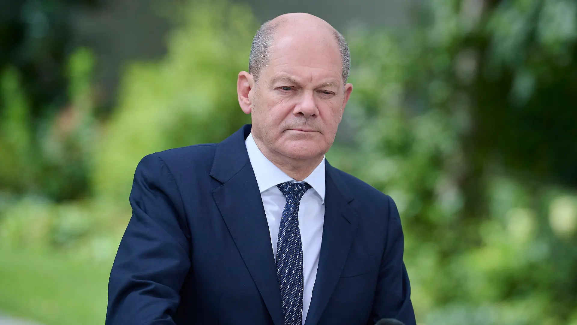  Berlin, Statements von Olaf Scholz, Yasmin Fahimi und Rainer Dulger nach ihrem Gespräch zur Konzertierten Aktion Bundeskanzler Olaf Scholz SPD, Yasmin Fahimi DGB-Vorsitzenden und Rainer Dulger BDA-Präsidenten geben am 15.09.2022 ein Statement nach ihrem Gespräch zur Konzertierten Aktion im Garten des Bundeskanzleramt ab. Berlin Bundeskanzleramt Berlin Deutschland *** Berlin, Statements of Olaf Scholz, Yasmin Fahimi and Rainer Dulger after their conversation on the Concerted Action Federal Chancellor Olaf Scholz SPD , Yasmin Fahimi DGB Chairwoman and Rainer Dulger BDA President give a statement after their conversation on the Concerted Action in the garden of the Federal Chancellery Berlin Federal Chancellery Berlin Germany