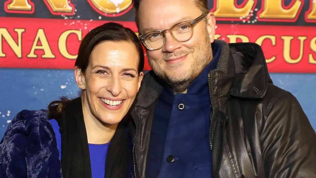  Ulrike Frank und ihr Ehemann Marc Schubring bei der Roncalli Weihnachtscircus Premiere am 17.12.2022 in Berlin Roncalli Weihnachtscircus Premiere in Berlin *** Ulrike Frank and her husband Marc Schubring at the Roncalli Christmas Circus premiere on 17 12 2022 in Berlin Roncalli Christmas Circus premiere in Berlin PUBLICATIONxINxGERxSUIxAUTxONLY