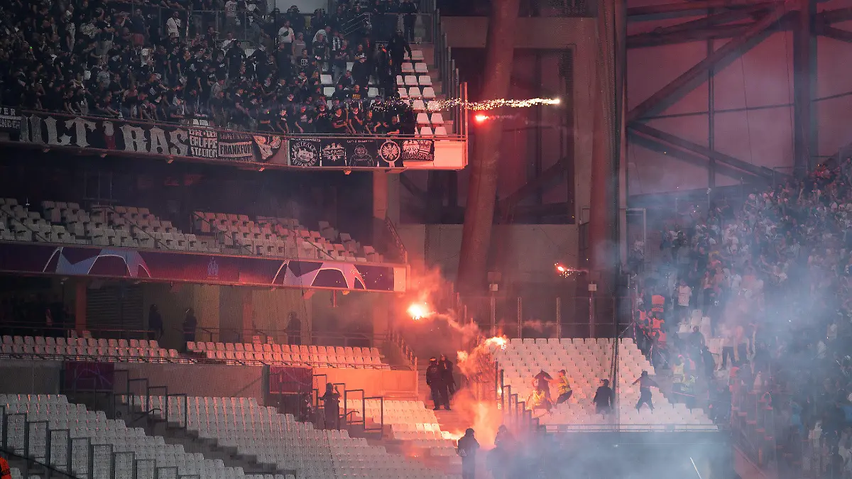 13.09.2022, Frankreich, Marseille: Fußball: Champions League, Olympique Marseille - Eintracht Frankfurt, Gruppenphase, Gruppe D, 2. Spieltag, Orange Vélodrome. Die Blöcke der Ultras der Eintracht (l) und von Marseille beschießen sich mit Feuerwerk. Foto: Sebastian Gollnow/dpa +++ dpa-Bildfunk +++