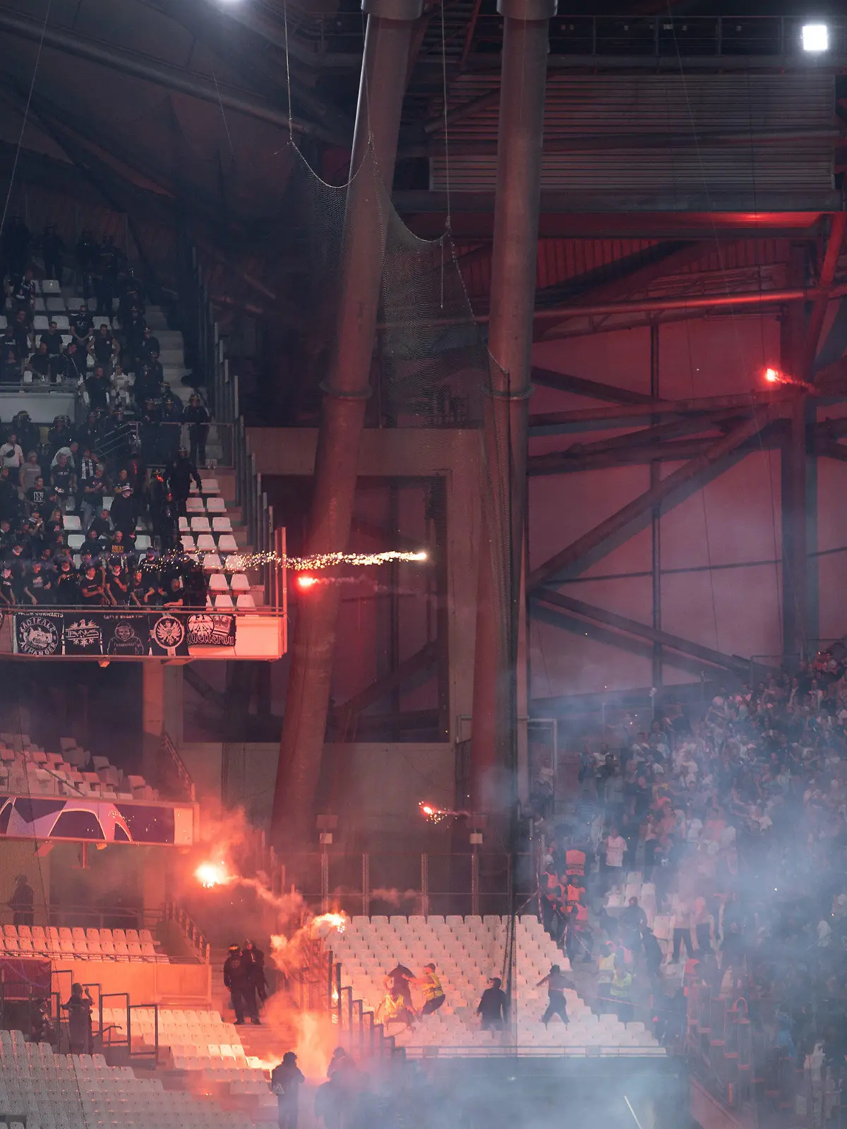 13.09.2022, Frankreich, Marseille: Fußball: Champions League, Olympique Marseille - Eintracht Frankfurt, Gruppenphase, Gruppe D, 2. Spieltag, Orange Vélodrome. Die Blöcke der Ultras der Eintracht (l) und von Marseille beschießen sich mit Feuerwerk. Foto: Sebastian Gollnow/dpa +++ dpa-Bildfunk +++
