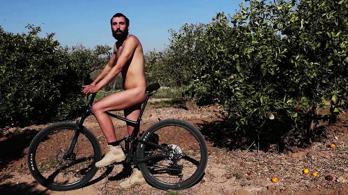 Alejandro Colomar ist seit 2020 immer wieder nackt im spanischen Aldaya unterwegs.