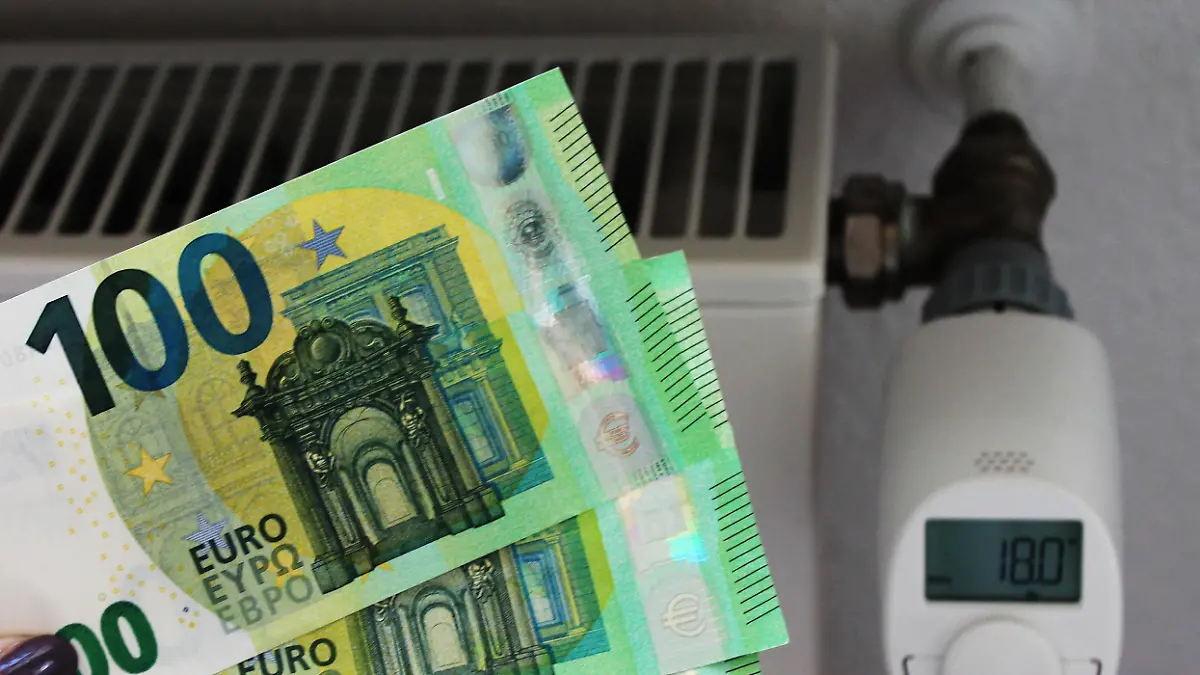 300 Euro Geldscheine vor einen Heizkoerper mit Thermostat (Themenfoto vom 08.10.2022). Rentnerinnen und Rentner bekommen eine Energiepreispauschale von 300 Euro. Der Bundestag beschloss die Unterstuetzung am Donnerstag einstimmig. Das Geld soll im Dezember ausgezahlt werden. Es muss versteuert werden, sodass Rentner mit niedrigen Altersbezuegen staerker profitieren. Einbezogen sind auch Menschen, die eine Erwerbsminderungs- oder eine Hinterbliebenenrente bekommen. Eine 300-Euro-Energiepauschale war im September bereits an alle Arbeitnehmerinnen und Arbeitnehmer ausgezahlt worden. Nach breiter Kritik, unter anderem von Sozialverbaenden, hatte die Ampel-Koalition im Rahmen des dritten Entlastungspakets auch eine Zahlung an Rentnerinnen und Rentner angekuendigt. Die Opposition stimmte zu, kritisierte aber, dass die Entlastung nicht zielgenau sei. (Siehe epd-Meldung vom 20.10.2022) *** Local Caption *** 00475701