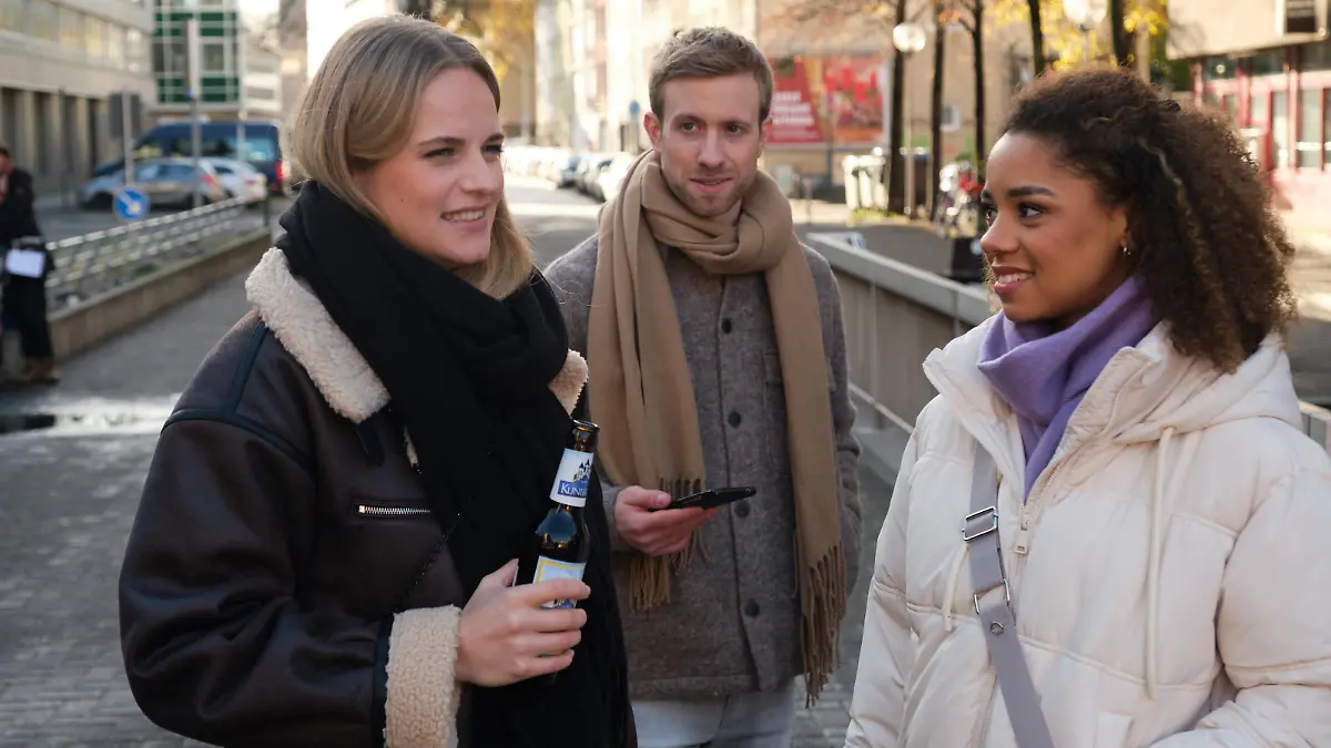 Cecilia (Carina Koller, l.) wird klar, dass sie André (Mario Neumann) nicht so einfach los wird. Rechts Paula (Jess Maura) 

Die Verwendung des sendungsbezogenen Materials ist nur mit dem Hinweis und Verlinkung auf RTL+ gestattet.