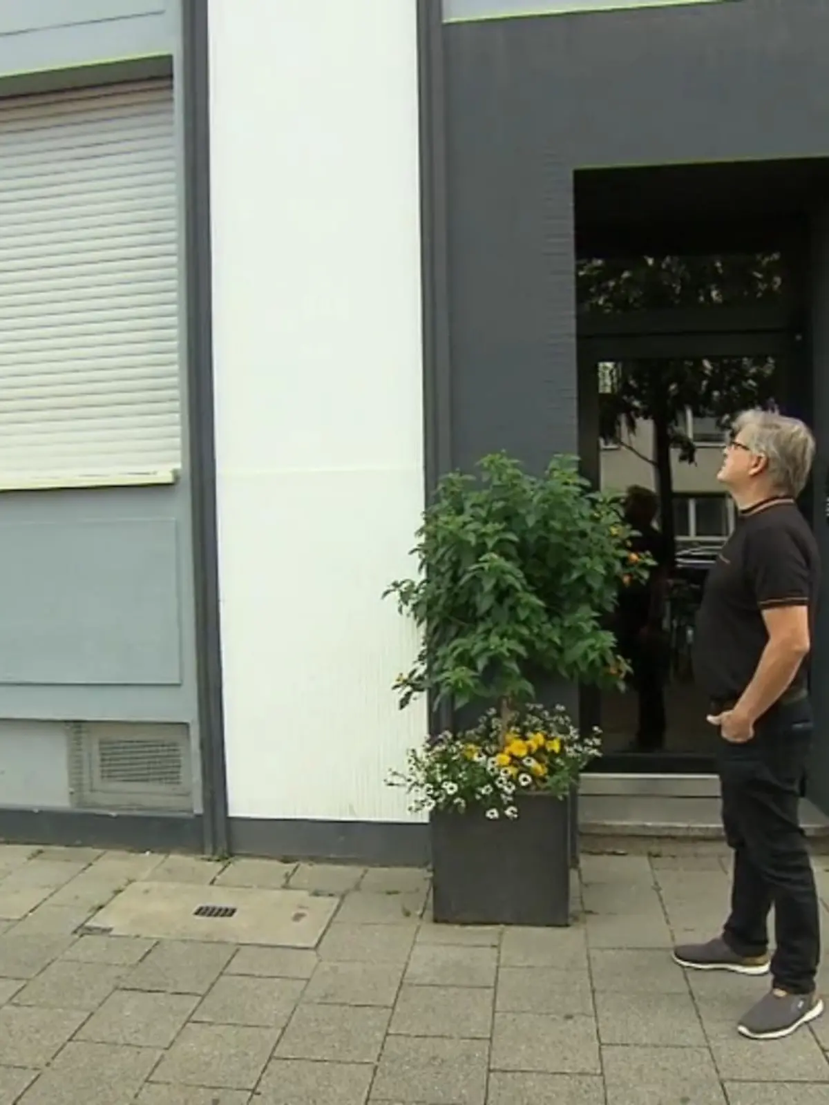 Beim diesem Fall schlägt man wirklich die Hände über dem Kopf zusammen. Da stirbt ein Mieter und hat keine Erben. So weit, so traurig, doch den Ärger hat jetzt der Vermieter: Da das Erbe auch die Wohnungseinrichtung sowie das ganze Mietverhältnis umfasst, darf Vermieter Jürgen Haarkert nichts machen. Er darf noch nicht einmal seine eigene Wohnung betreten und erst recht nicht neu vermieten. Eine Lösung für diesen Irrsinn ist nicht in Sicht, bis sich RTL-Reporterin Verena Jendges einschaltet. Ob es ihr gelingt eine Lösung zu finden und warum dieser Fall alle Mieter betrifft – das sehen Sie im Video. 