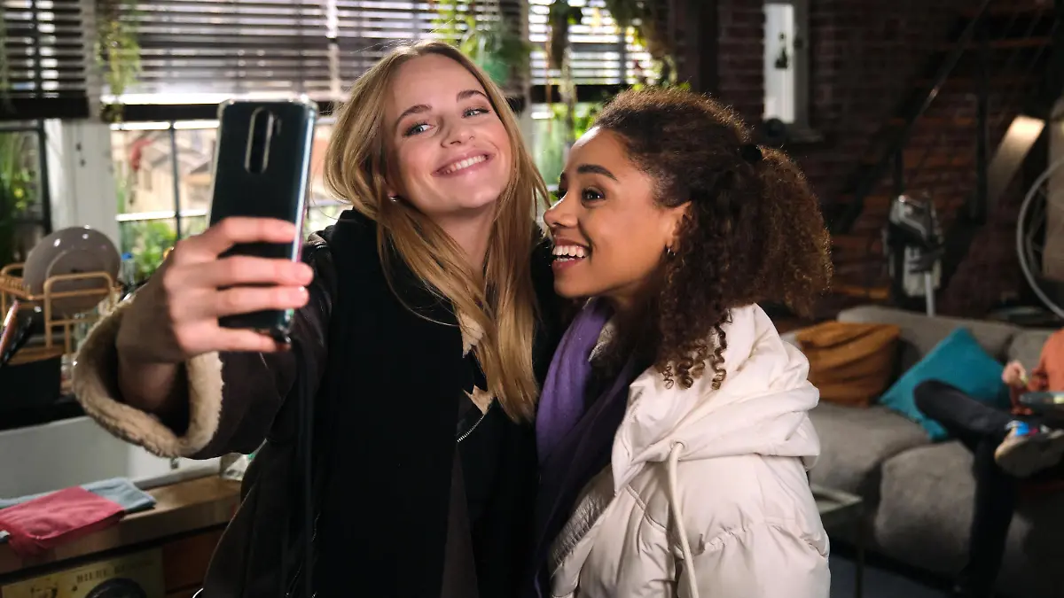 Cecilia (Carina Koller, l.) und Paula (Jess Maura) bekommen nicht mit, dass André ihre Lästerei aufschnappt. 

Die Verwendung des sendungsbezogenen Materials ist nur mit dem Hinweis und Verlinkung auf RTL+ gestattet.