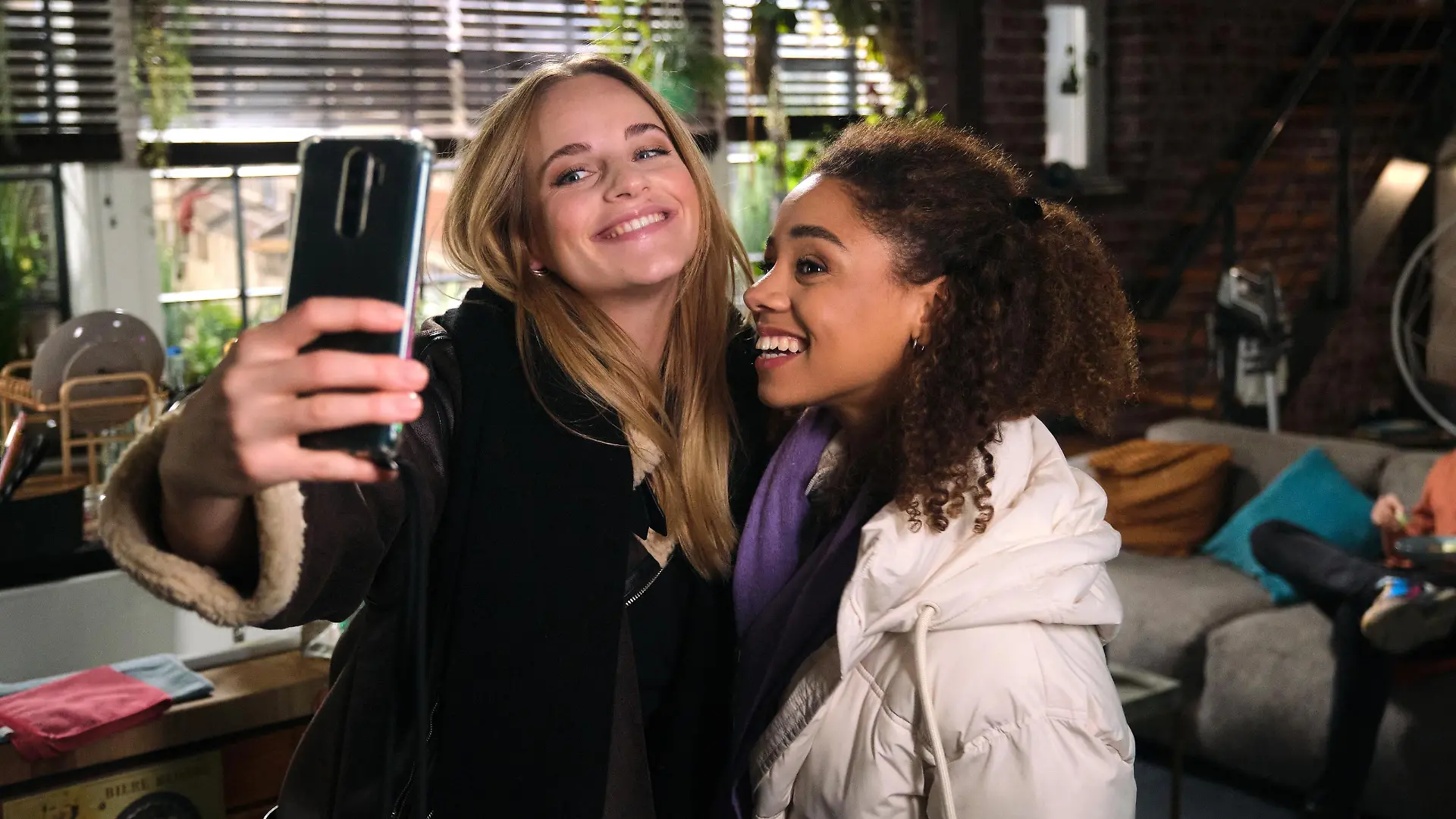 Cecilia (Carina Koller, l.) und Paula (Jess Maura) bekommen nicht mit, dass André ihre Lästerei aufschnappt. 

Die Verwendung des sendungsbezogenen Materials ist nur mit dem Hinweis und Verlinkung auf RTL+ gestattet.