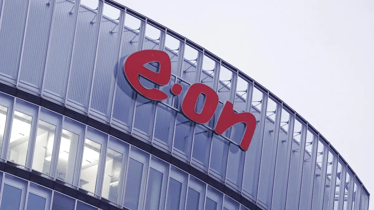 ARCHIV - 04.11.2021, Nordrhein-Westfalen, Essen: Das Logo des Energiekonzerns Eon steht auf der Fassade der Unternehmenszentrale in Essen. er Energiekonzern Eon hat im vergangenen Jahr auch dank höherer Einnahmen aus der Kernenergie besser abgeschnitten als erwartet. Foto: Mona Wenisch/dpa +++ dpa-Bildfunk +++