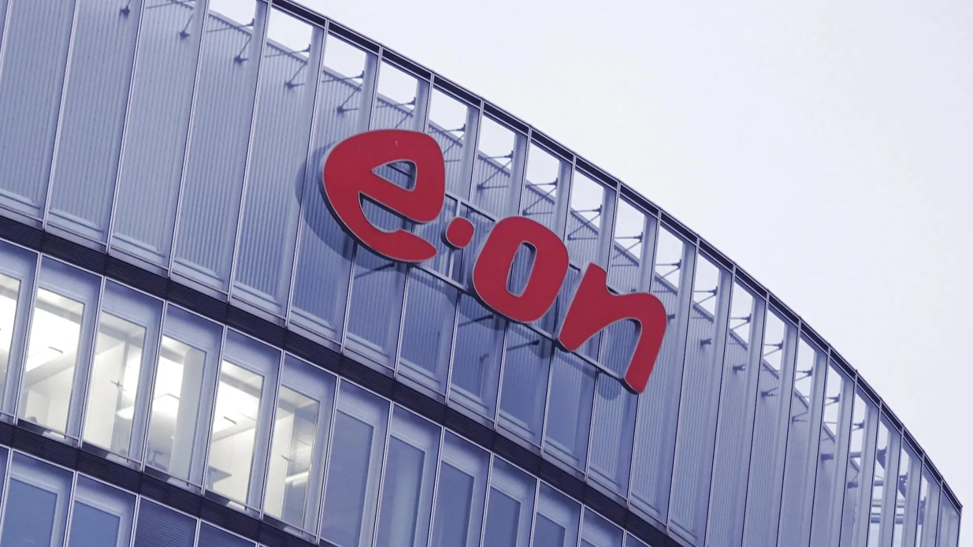 ARCHIV - 04.11.2021, Nordrhein-Westfalen, Essen: Das Logo des Energiekonzerns Eon steht auf der Fassade der Unternehmenszentrale in Essen. er Energiekonzern Eon hat im vergangenen Jahr auch dank höherer Einnahmen aus der Kernenergie besser abgeschnitten als erwartet. Foto: Mona Wenisch/dpa +++ dpa-Bildfunk +++