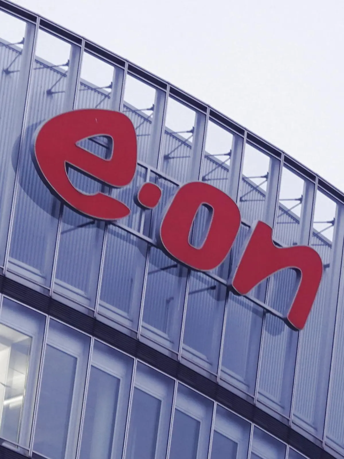 ARCHIV - 04.11.2021, Nordrhein-Westfalen, Essen: Das Logo des Energiekonzerns Eon steht auf der Fassade der Unternehmenszentrale in Essen. er Energiekonzern Eon hat im vergangenen Jahr auch dank höherer Einnahmen aus der Kernenergie besser abgeschnitten als erwartet. Foto: Mona Wenisch/dpa +++ dpa-Bildfunk +++