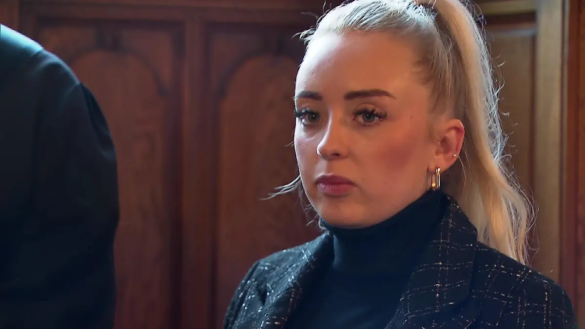 Lisa-Marie Michalke steht den mutmaßlichen Mördern ihres Bruders gegenüber. Zwei der Männer kennt sie persönlich.