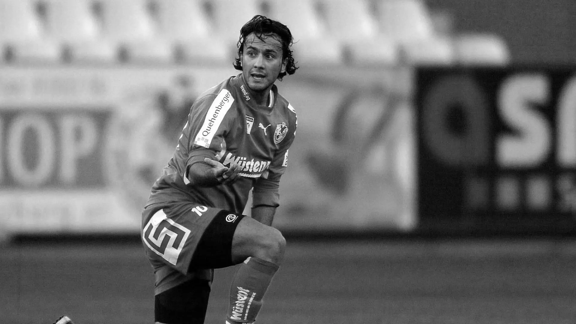 Bildnummer: 00982878  Datum: 23.11.2003  Copyright: imago/Ulmer
Volkan Kahraman (Salzburg) kniet am Boden; Vdig, quer, knien, Ball, reklamieren, beschweren, meckern, tmobileBundesliga 2003/2004, 1. Österreichische Liga, SV Wüstenrot Salzburg Salzburg Fußball Herren Mannschaft Österreich Einzelbild Aktion Personen