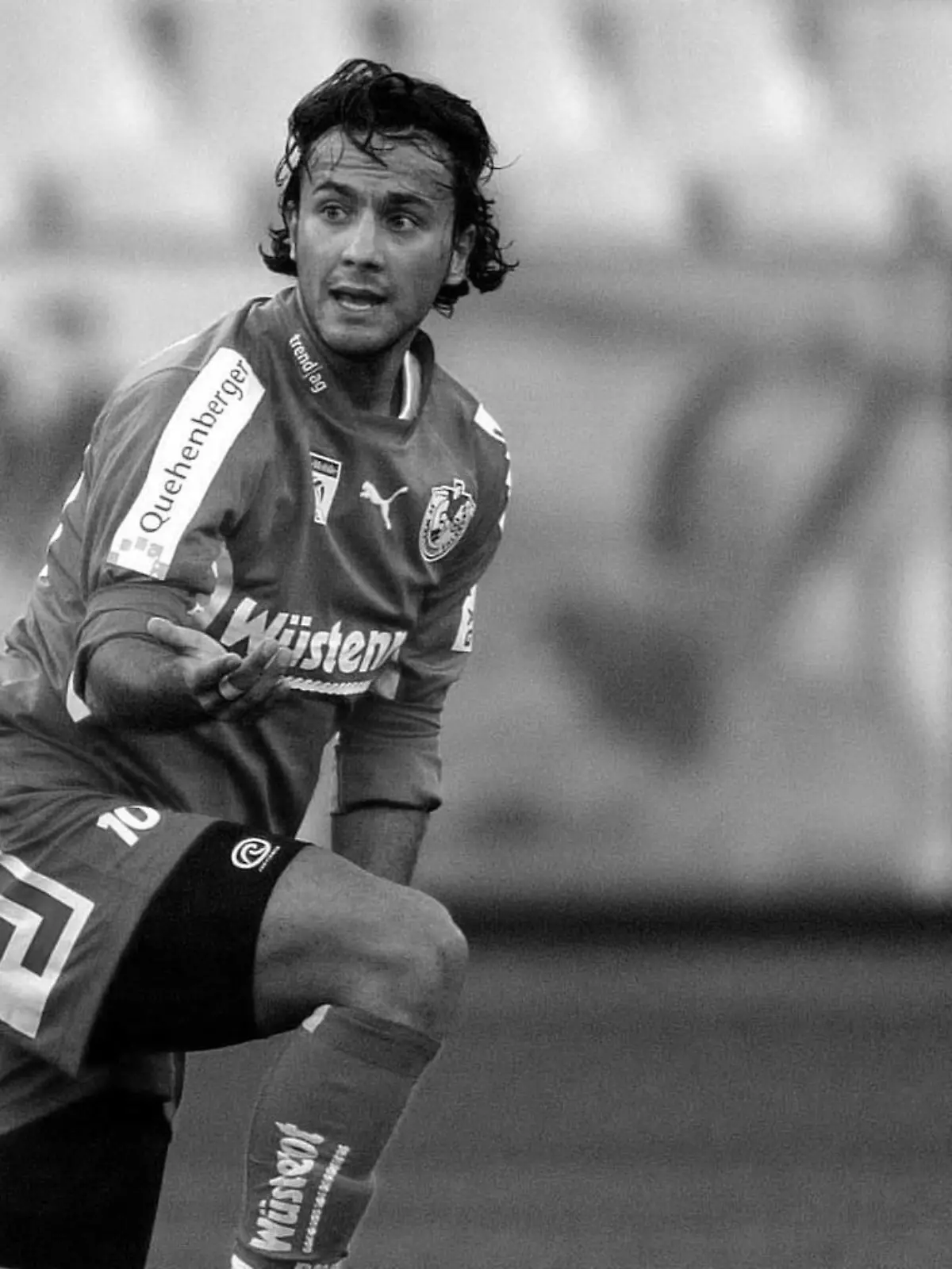 Bildnummer: 00982878  Datum: 23.11.2003  Copyright: imago/Ulmer
Volkan Kahraman (Salzburg) kniet am Boden; Vdig, quer, knien, Ball, reklamieren, beschweren, meckern, tmobileBundesliga 2003/2004, 1. Österreichische Liga, SV Wüstenrot Salzburg Salzburg Fußball Herren Mannschaft Österreich Einzelbild Aktion Personen