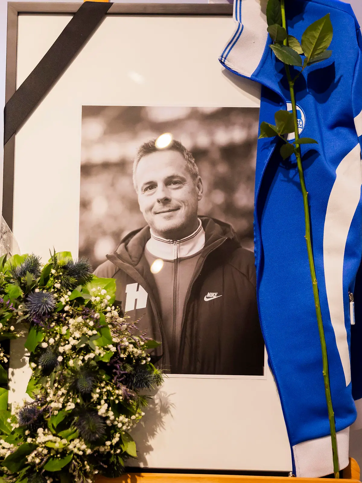 ARCHIV - 16.01.2024, Berlin: Mit einem Bild wird im Hertha-BSC-Fan-Shop der Vereins-Geschäftsstelle dem verstorbenen Vereinspräsidenten Kay Bernstein gedacht. Bernstein ist nach Angaben der Staatsanwaltschaft Frankfurt (Oder) eines natürlichen Todes gestorben. (zu dpa: «Staatsanwaltschaft: Kay Bernstein starb eines natürlichen Todes») Foto: Christoph Soeder/dpa +++ dpa-Bildfunk +++