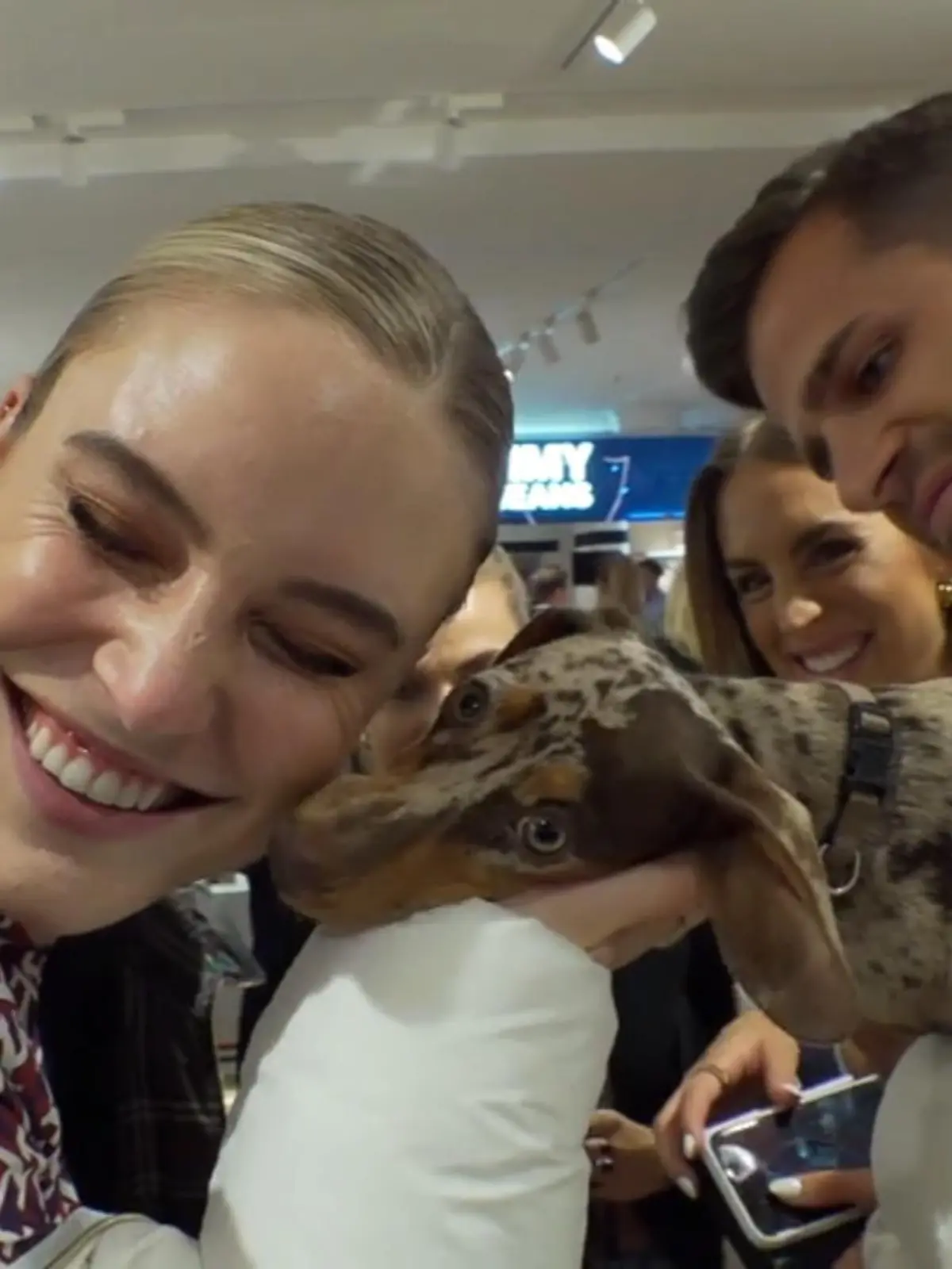 Models, Influencerinnen, der Bachelor – bei der Eröffnung eines Mode-Stores in Frankfurt war viel los. GNTM-Siegerin Kim Hnizdo hatte wegen ausgefallener Shows in London sogar Zeit in ihrer Heimat vorbei zu schauen und verliebte sich vor Ort. Ausserdem gibt es süße Baby-News von Bloggerin VogueUpCall Clarissa Hanel.