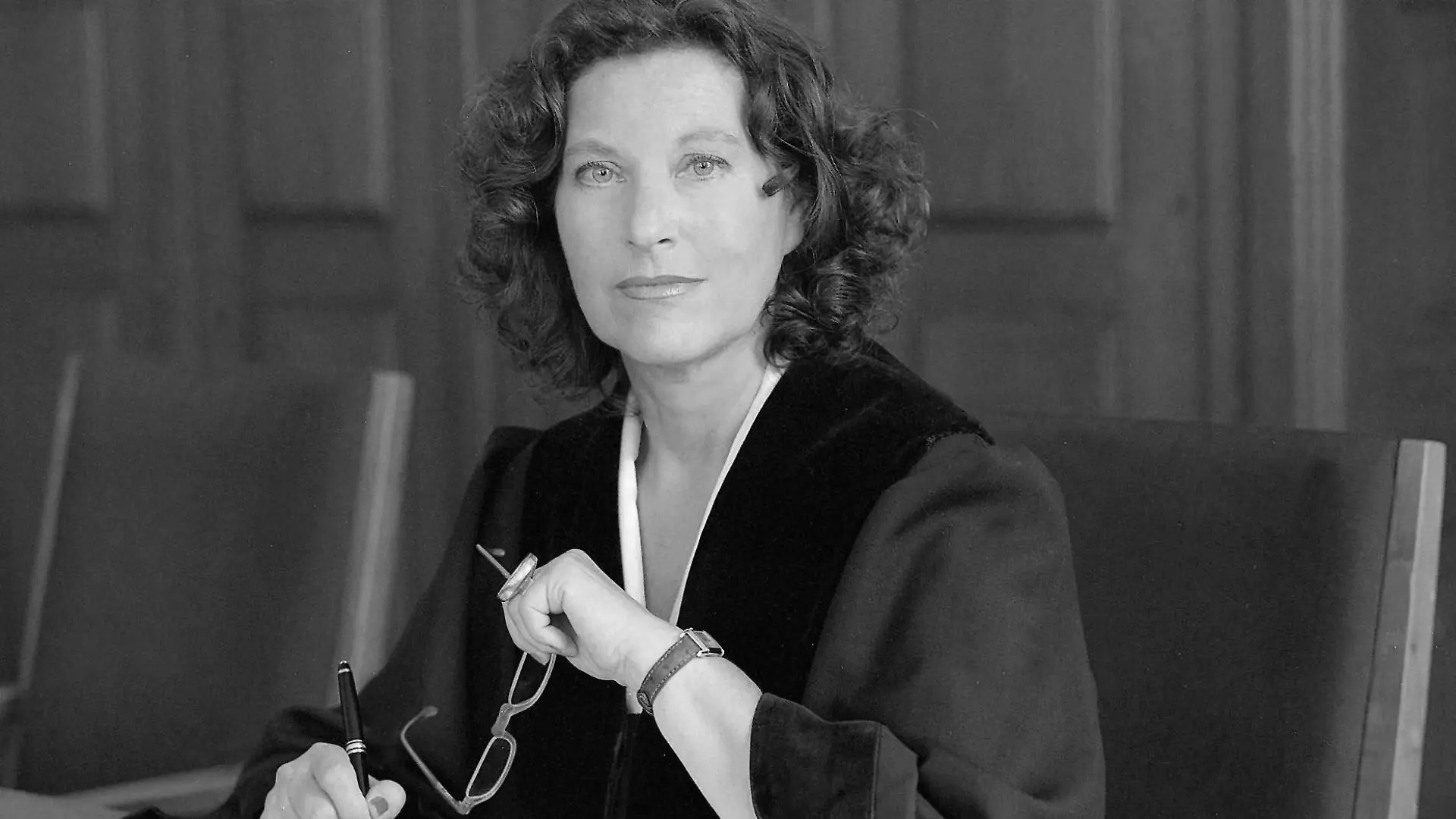Richterin Dr. Ruth Herz führt die Verhandlungen objektiv, souverän und einfühlsam. Sie deckt die Geschichte hinter der Tat auf und versucht mit ihren Urteilen, Jugendlichen eine Chance zu geben.