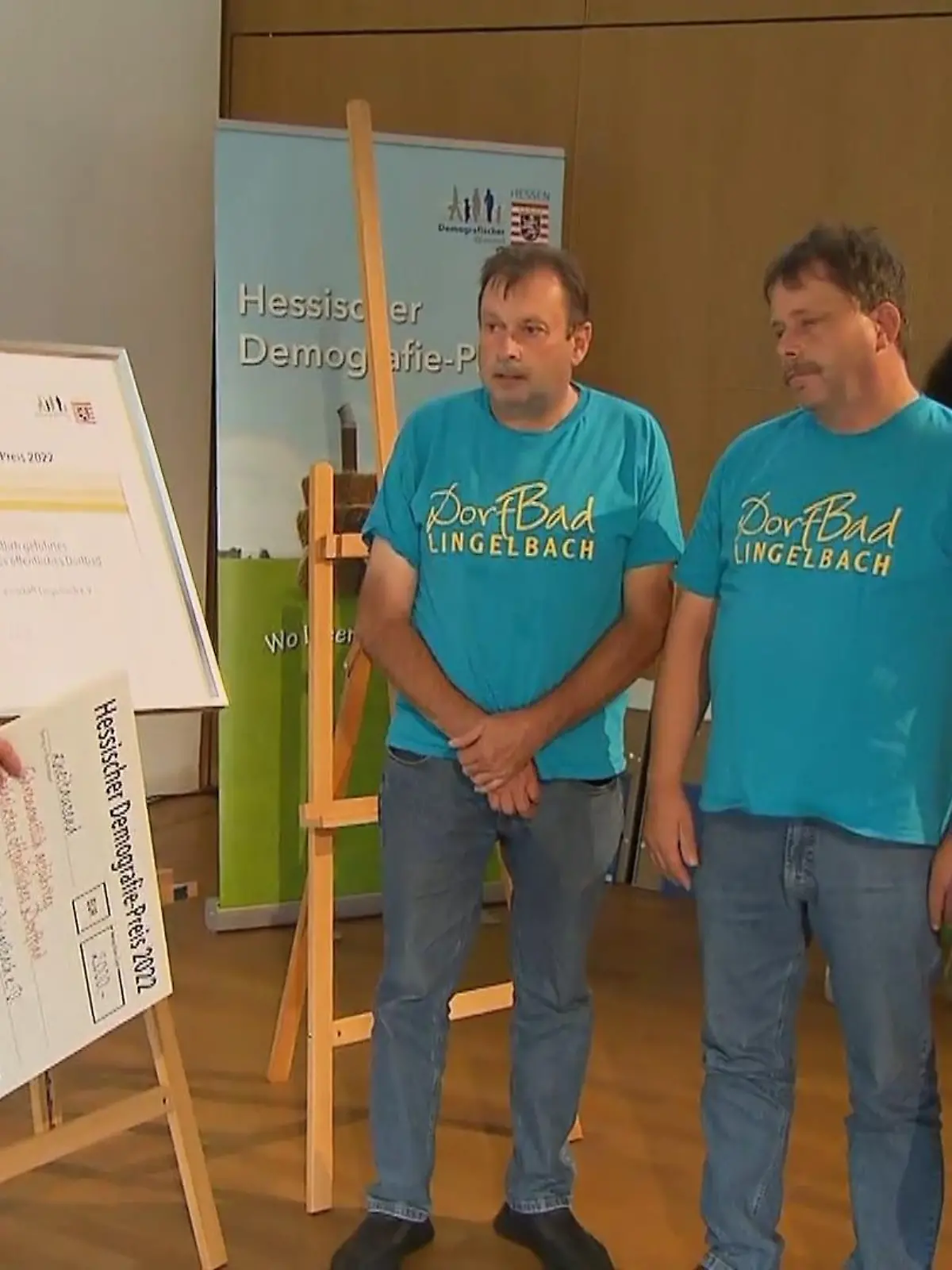 Im August besuchten wir das Dorfbad in Lingelbach. https://www.rtl.de/cms/lingelbach-hessen-dieses-dorf-schwimmbad-wird-nur-durch-ehrenamtliche-helfer-betrieben-5002994.html Das Besondere daran? Dieses Freibad befindet sich in einem kleinen Ort mit gerade einmal 580 Einwohnern. Dass hier überhaupt Badegäste schwimmen können, liegt einzig und allein an all den Ehrenamtlichen, die das Projekt stemmen. Mit ihrem Bad hatten sie sich für den Demografiepreis des Landes Hessen beworben. Leider haben sie den ersten Platz nicht abräumen können, ganz leer gehen die Lingelbacher aber auch nicht aus. Die Preisverleihung gibt es im Video.