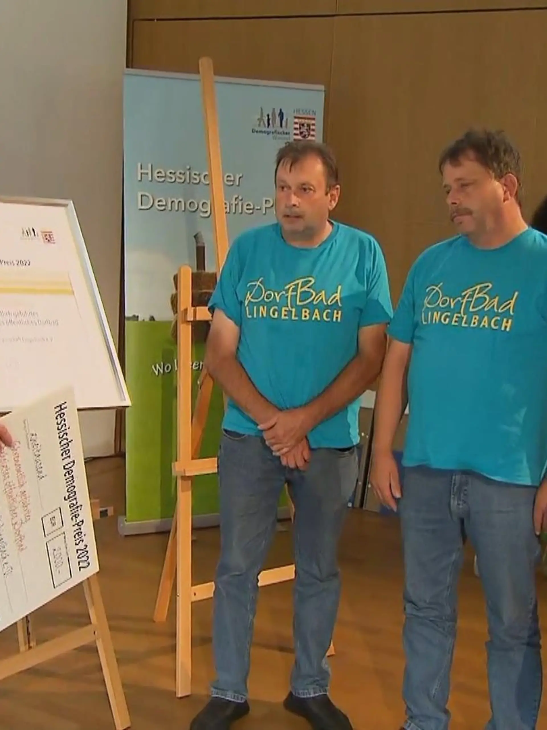 Im August besuchten wir das Dorfbad in Lingelbach. https://www.rtl.de/cms/lingelbach-hessen-dieses-dorf-schwimmbad-wird-nur-durch-ehrenamtliche-helfer-betrieben-5002994.html Das Besondere daran? Dieses Freibad befindet sich in einem kleinen Ort mit gerade einmal 580 Einwohnern. Dass hier überhaupt Badegäste schwimmen können, liegt einzig und allein an all den Ehrenamtlichen, die das Projekt stemmen. Mit ihrem Bad hatten sie sich für den Demografiepreis des Landes Hessen beworben. Leider haben sie den ersten Platz nicht abräumen können, ganz leer gehen die Lingelbacher aber auch nicht aus. Die Preisverleihung gibt es im Video.