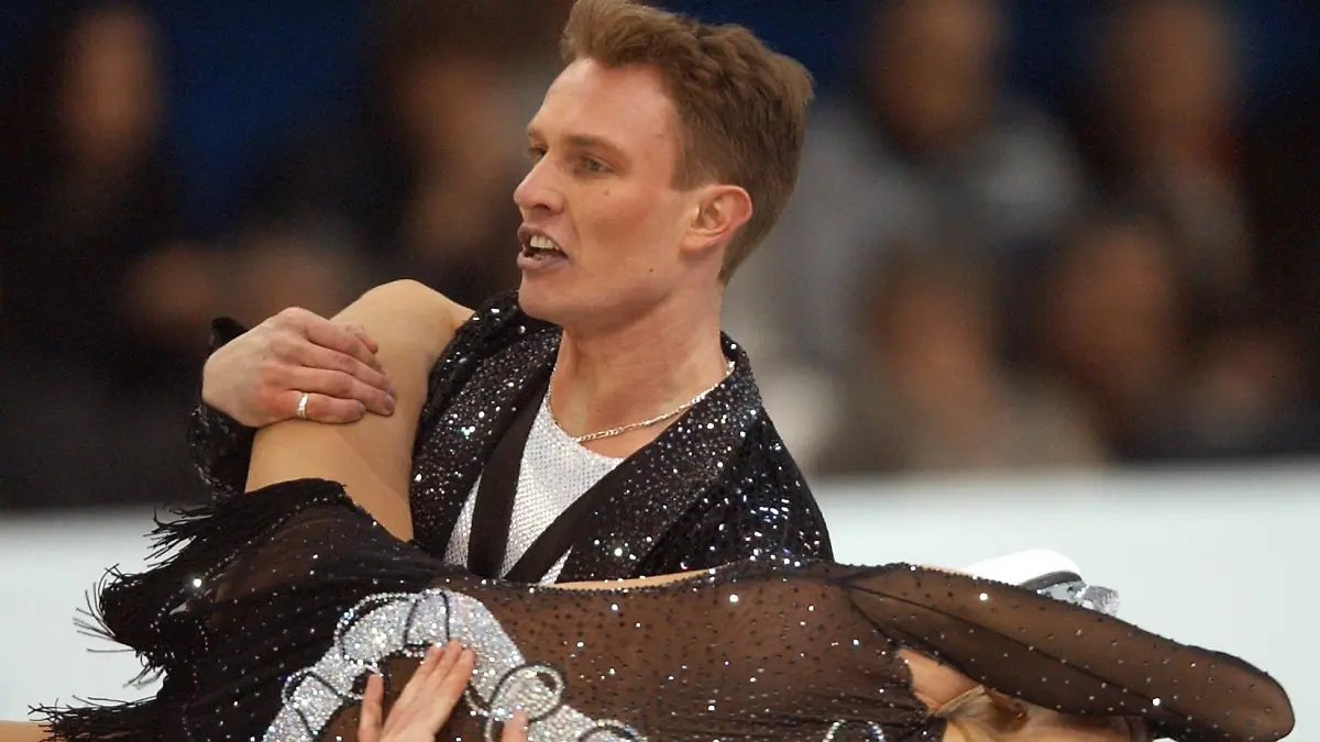 Das russische Eistanzpaar Tatjana Nawka/Roman Kostomarow zeigt seine Kür bei den Eiskunstlauf-EM am 18.01.2002 in Lausanne. Das Duo belegt am Ende mit 14,0 Punkten Platz sieben.
