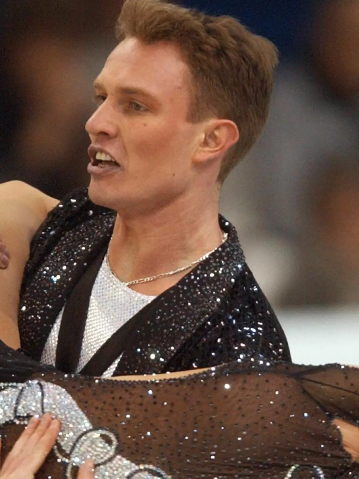Das russische Eistanzpaar Tatjana Nawka/Roman Kostomarow zeigt seine Kür bei den Eiskunstlauf-EM am 18.01.2002 in Lausanne. Das Duo belegt am Ende mit 14,0 Punkten Platz sieben.