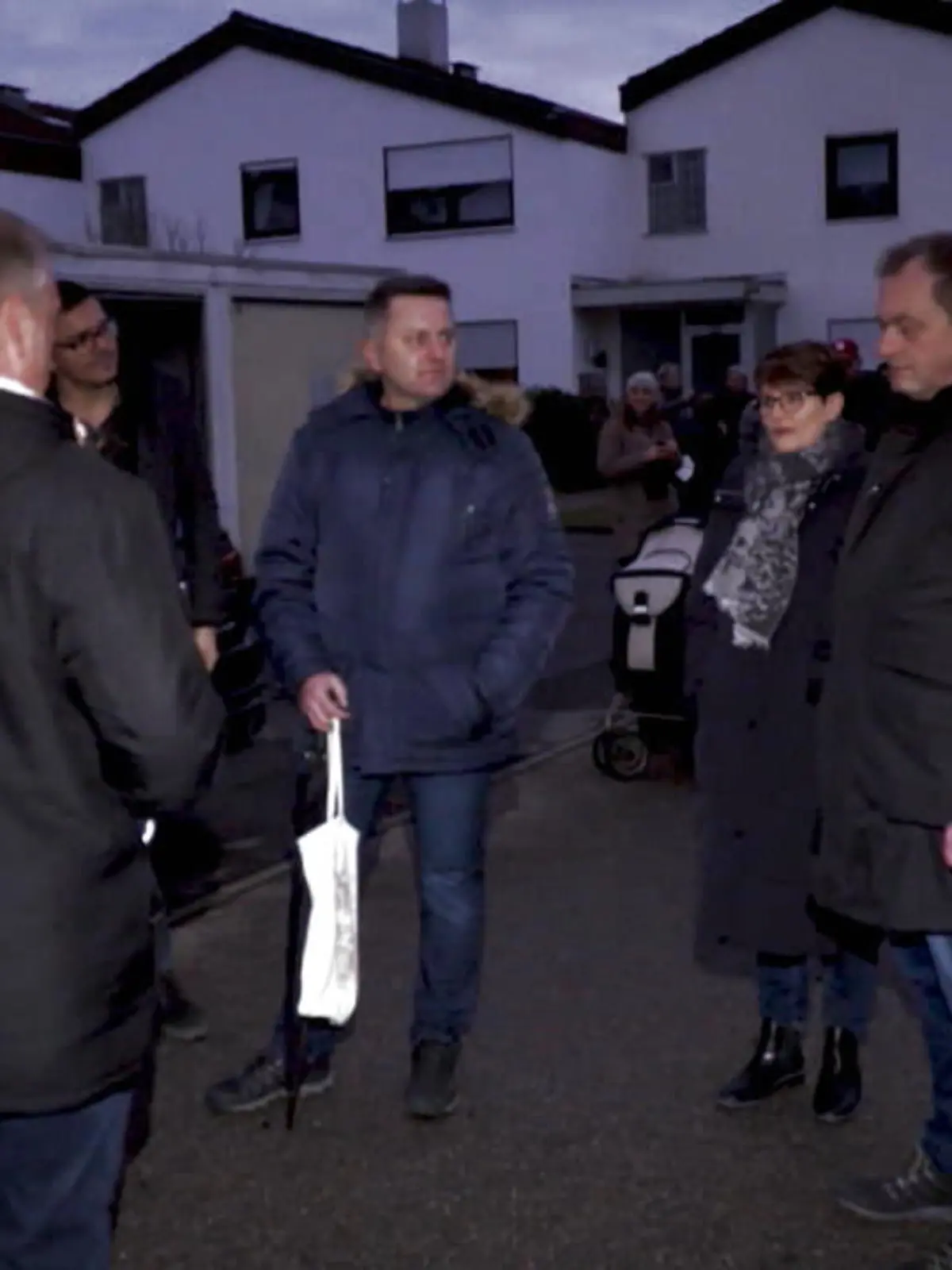 Die Psychospielchen gehen schon mehr als ein Jahrzehnt: Eine offenbar streitlustige Familie terrorisiert in Weingarten (Baden-Württemberg) ihre Nachbarn. Filmt sie, zeigt sie immer wieder bei der Polizei an. Jetzt hat die Polizei das Haus von Familie W. durchsucht und massenweise Kanister beschlagnahmt. Was führt die Problemfamilie im Schilde?