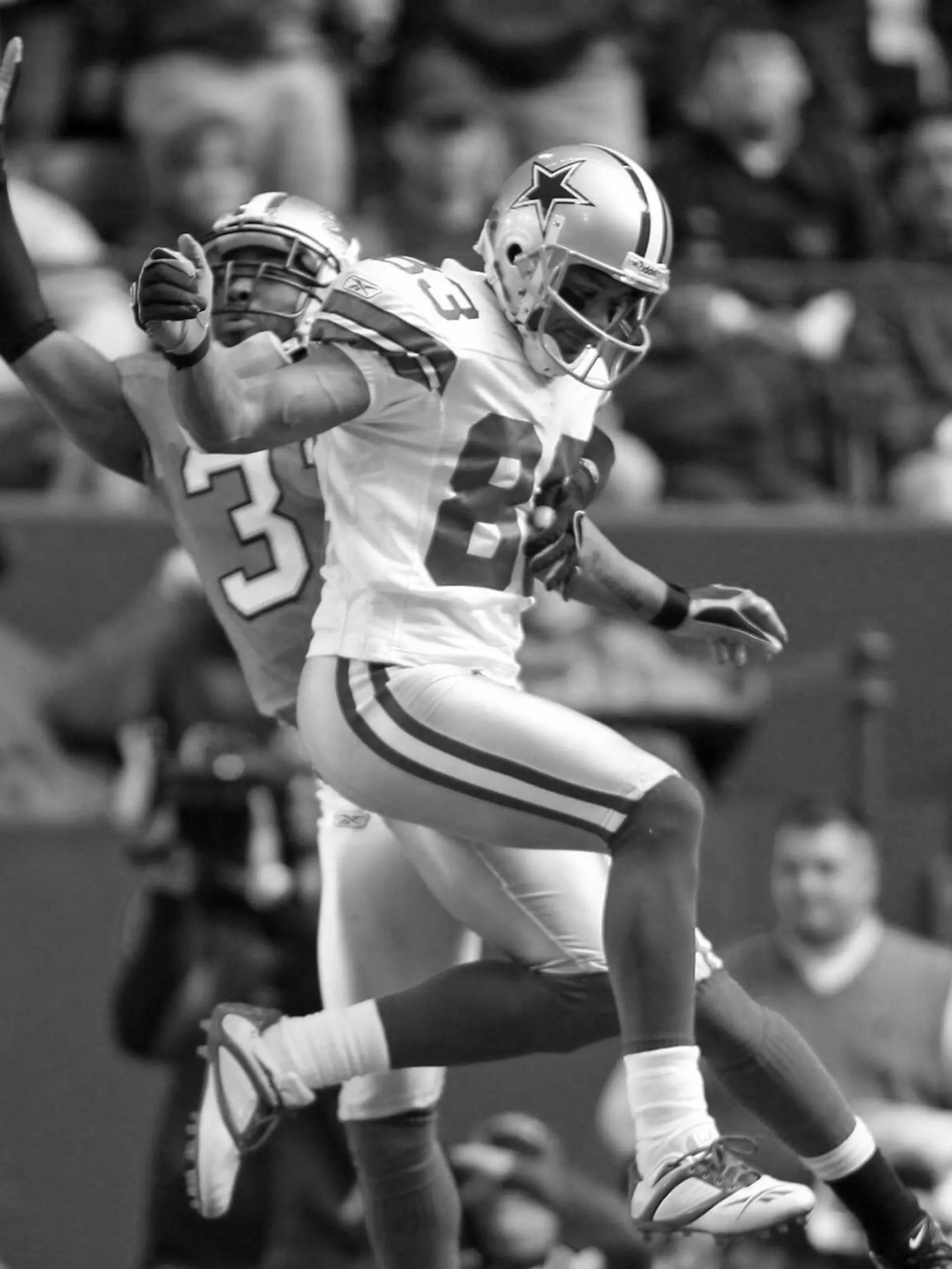 Bildnummer: 02557908  Datum: 31.12.2006  Copyright: imago/Icon SMI
Terry Glenn (Dallas Cowboys, re.) und Stanley Wilson (Detroit Lions) in luftiger Höhe - PUBLICATIONxINxGERxSUIxAUTxHUNxONLY (Icon90196519); Vdig, quer, Sprung, springen, Zweikampf, Duell, Luftkampf, Luftduell NFL 2006/2007, Dallas Cowboys - Detroit Lions 31:39 Irving Dynamik, Höhe,  American Football Herren Mannschaft USA Gruppenbild Aktion Personen