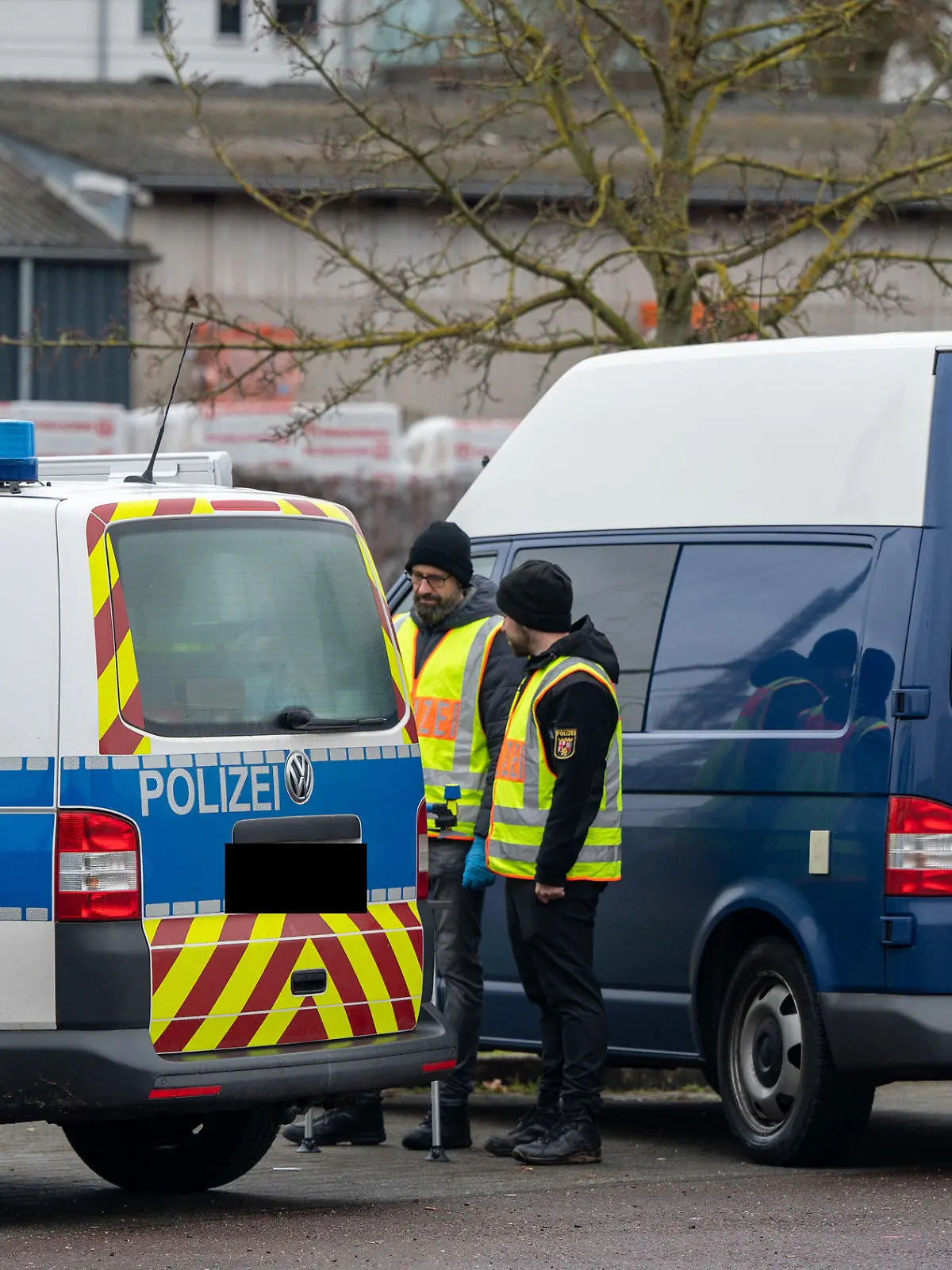 17.02.2023, Rheinland-Pfalz, Trier: Polizisten von der Spurensicherung sichern mit einer Drohne und einer Spezialkamera Bereiche eines Tatorts um eine Discothek. Dort haben in der Nacht etwa 40 Personen mehrere Polizisten angegriffen und teilweise verletzt. Foto: Harald Tittel/dpa +++ dpa-Bildfunk +++