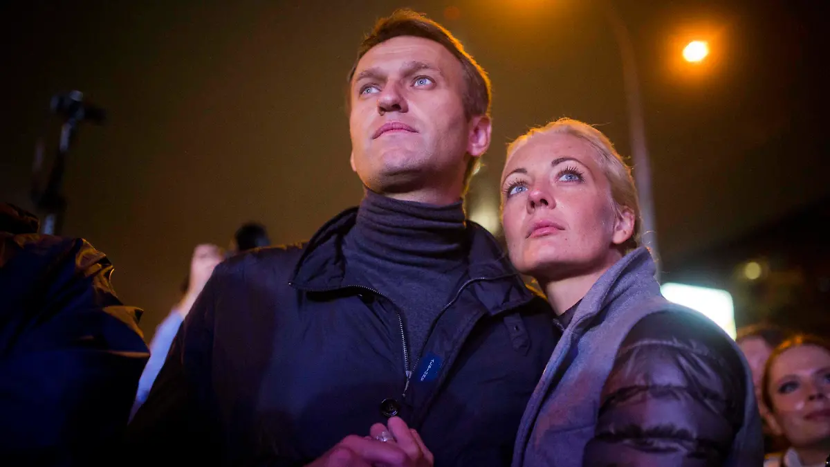 ARCHIV - 06.09.2013, Russland, Moskau: Der russische Oppositionsführer Alexej Nawalny (l) und seine Frau Julia Nawalnaja nach einer Kundgebung. Nawalny ist am 16. Februar 2024 nach Behördenangaben im Straflager mit dem inoffiziellen Namen «Polarwolf» in der sibirischen Arktisregion Jamal ums Leben gekommen. (zu dpa: «Bewegender Abschied: Julia Nawalnaja teilt Liebesbotschaft») Foto: Evgeny Feldman/AP/dpa +++ dpa-Bildfunk +++