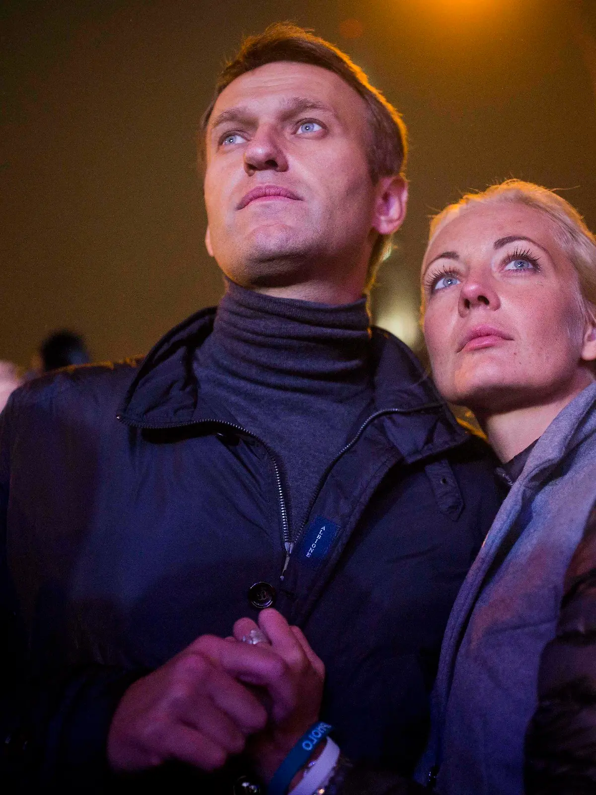 ARCHIV - 06.09.2013, Russland, Moskau: Der russische Oppositionsführer Alexej Nawalny (l) und seine Frau Julia Nawalnaja nach einer Kundgebung. Nawalny ist am 16. Februar 2024 nach Behördenangaben im Straflager mit dem inoffiziellen Namen «Polarwolf» in der sibirischen Arktisregion Jamal ums Leben gekommen. (zu dpa: «Bewegender Abschied: Julia Nawalnaja teilt Liebesbotschaft») Foto: Evgeny Feldman/AP/dpa +++ dpa-Bildfunk +++