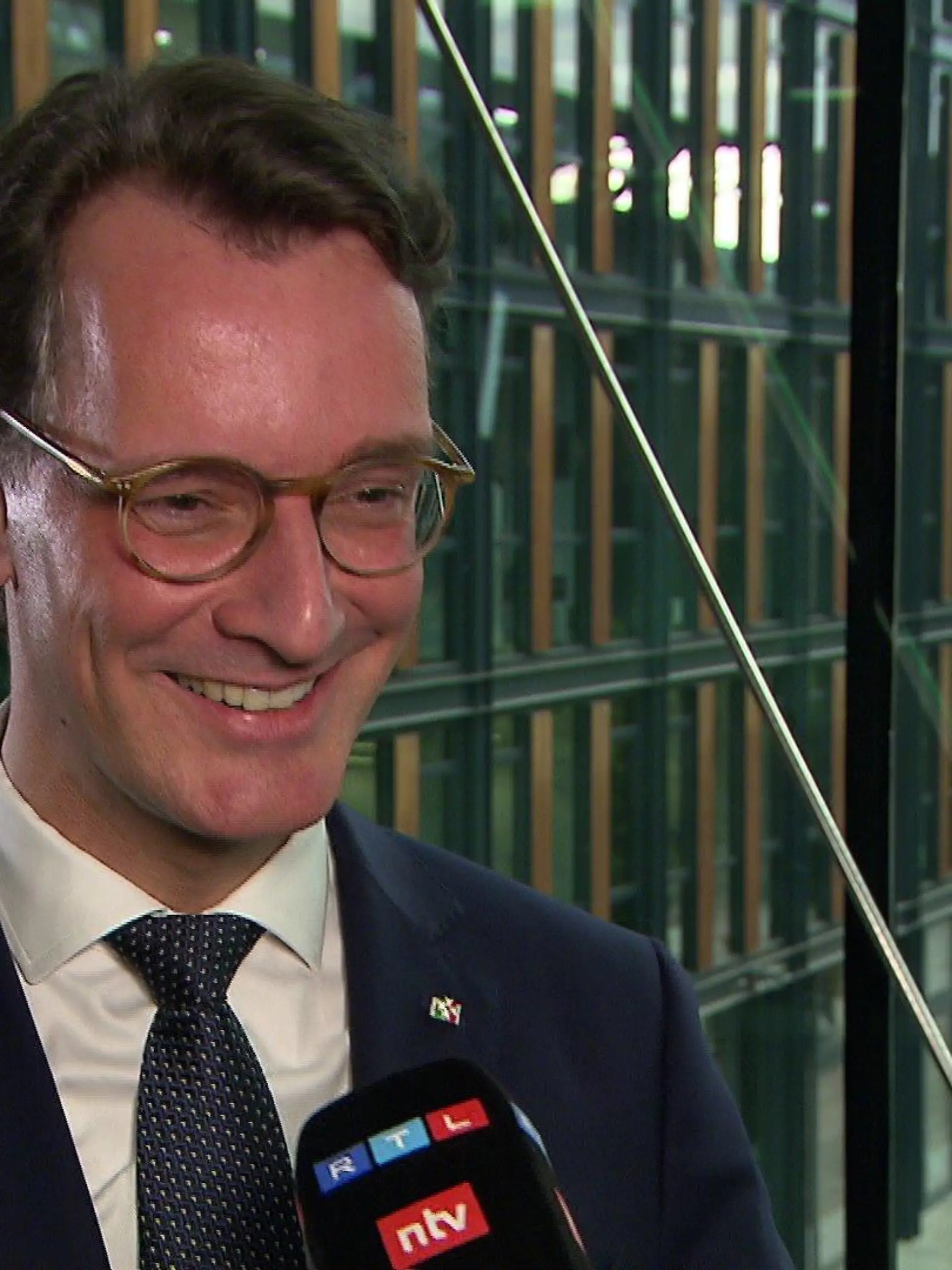 Hendrik Wüst hat sich sehr gefreut über das kleine Herzchen und ruft bei RTL auf: "Bitte melde dich"