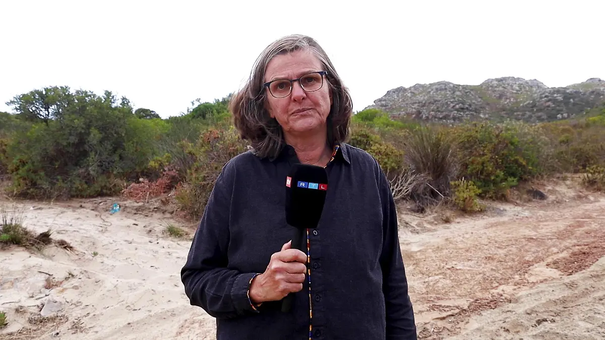 RTL-Reporterin Nicole Macheroux-Denault steht an einem Wanderweg am Karbonkelberg.