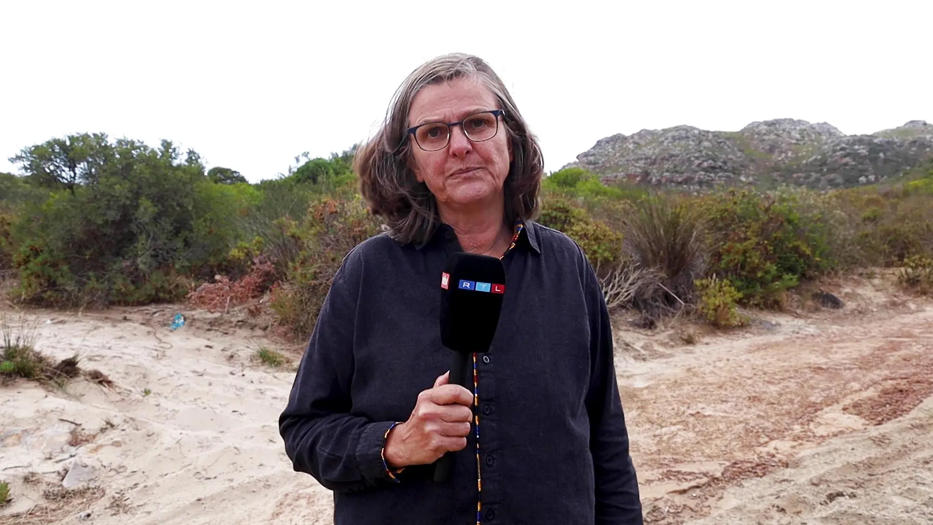 RTL-Reporterin Nicole Macheroux-Denault steht an einem Wanderweg am Karbonkelberg.
