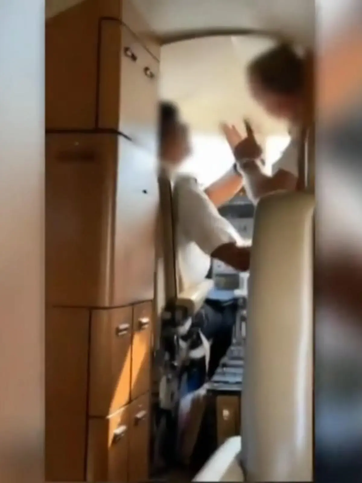 Fliegen. Für manche Menschen ist das auch so schon eine echte Überwindung. Wenn man dann noch Horror-Geschichten aus dem Cockpit hört, ist es kein Wunder, dass einem beim Gedanken daran, sein Leben in die Hände eines Piloten zu legen, Angst und Bange wird. Alkohol, Prügeleinen – keine Seltenheit im Cockpit. Im Video packt eine Stewardess aus. 